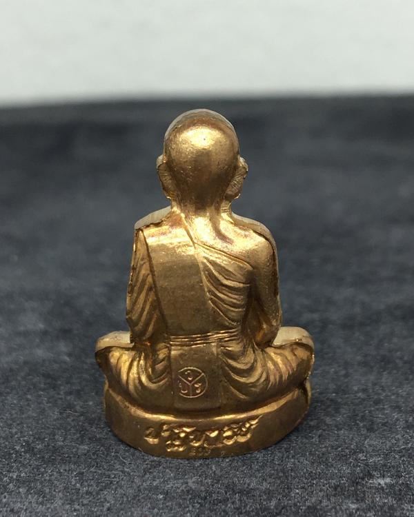 รูปเหมือนปั้ม หลวงพ่อคูณ ปริสุทฺโธ วัดบ้านไร่ รุ่นปาฎิหาริย์ EOD ปี ๒๕๕๖ เนื้อทองสัตตะ หมายเลข ๑๑๑