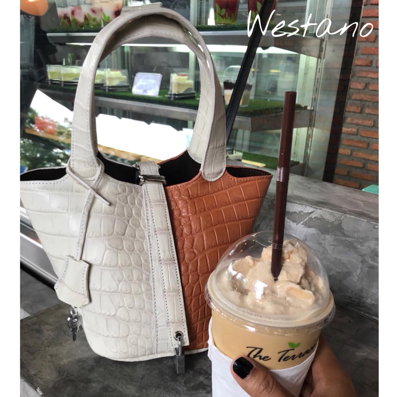 กระเป๋าถือสตรีหนังจระเข้แท้ สีขาวและแทน รหัส CRW0218H-11