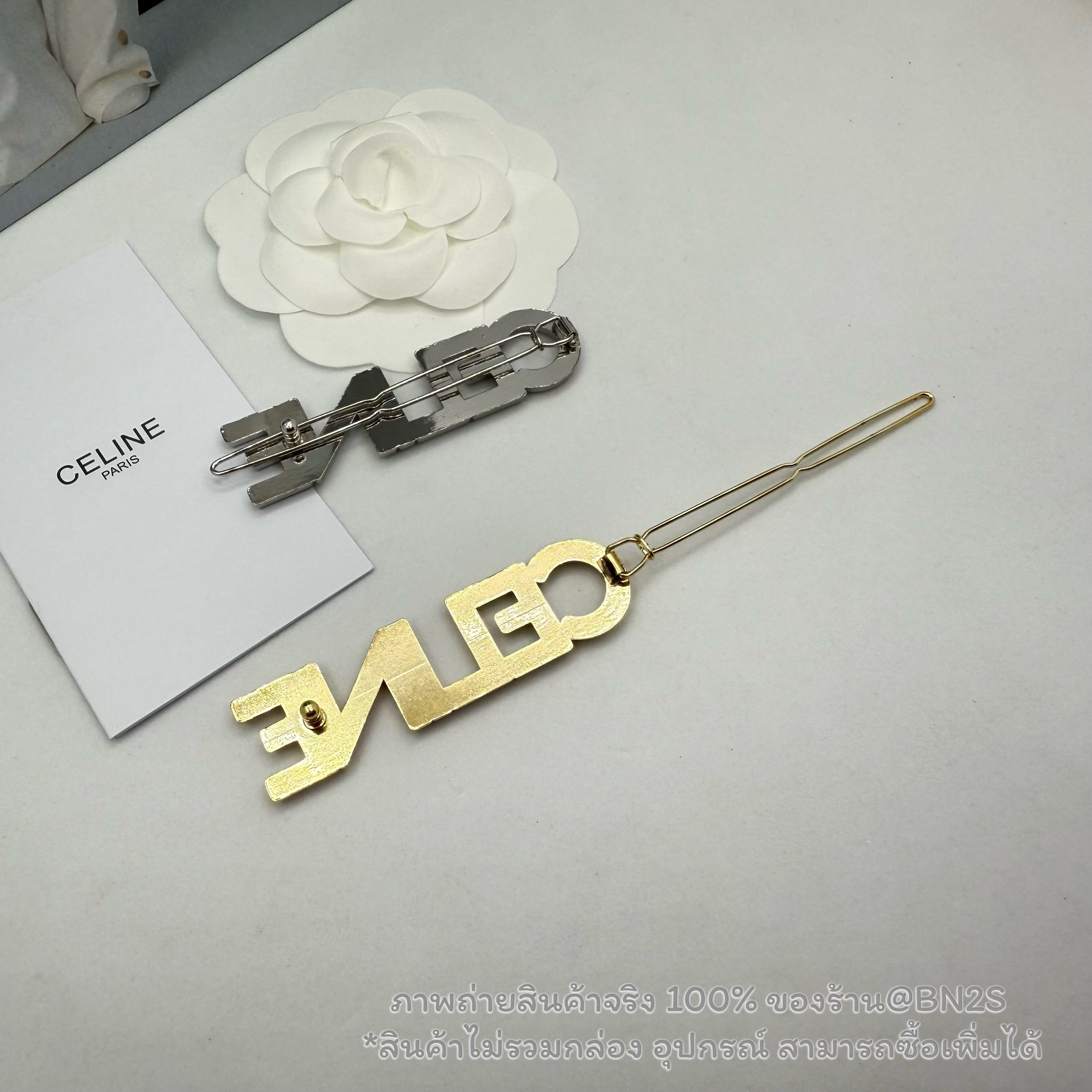 สีเงิน | CL LOGO TEXT HAIR CLIP กิ๊บหนีบผมซีลีน โชว์โลโก้ตัวอักษร ประดับเพชร งานสวย ภาพถ่ายงานจริง 2 สีให้เลือก พร้อมส่งในไทย