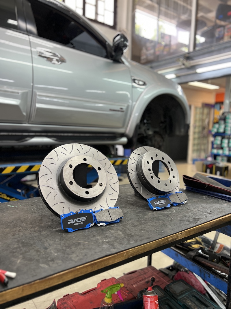 Mitsubishi Pajero 2013 | อัปเกรดจานเบรกและผ้าเบรก Racetech | เบรกหนึบ มั่นใจ ปลอดภัยกว่า - ยางเจริญรุ่งเรือง Mitsubishi Pajero 2013 ที่รู้สึกว่าเบรกเดิมเริ่มไม่ทันใจ, เบรกแล้วลื่น, หรือต้องการความปลอดภัยสูงสุดสำหรับการเดินทางไกล... ถึงเวลาอัปเกรดระบบเบรกทั้งชุดด้วย Racetech! เราจัดเต็มชุดเบรกคุณภาพสูง เพื่อความมั่นใจที่เหนือกว่า! ✅ จานเบรก Racetech: จานเบรกสมรรถนะสูง ช่วยระบายความร้อนได้ดีเยี่ยม ลดโอกาสจานโก่ง ✅ ผ้าเบรก Racetech: ผ้าเบรก Performance Street ที่ให้แรงเบรกหนึบแน่น ทนความร้อนสูงถึง 650°C ✅ เบรกสั้น คุมอยู่: ให้ประสิทธิภาพการหยุดรถที่เหนือกว่า OEM อย่างชัดเจน มั่นใจได้ทุกครั้งที่เหยียบ ✅ พร้อมบริการเจียรจาน: ติดตั้งโดยทีมช่างผู้เชี่ยวชาญ พร้อมบริการ ตั้งศูนย์ เพื่อให้รถคุณปลอดภัย 100% สิ่งที่จะได้รับหลังจากติดตั้ง: ความปลอดภัยเต็มพิกัด: ระบบเบรกที่ตอบสนองรวดเร็วและสม่ำเสมอ การควบคุมที่มั่นใจ: เบรกแล้วรถไม่เป๋ ไม่วูบวาบ แม้เบรกกระทันหัน คุ้มค่าทนทาน: วัสดุคุณภาพสูง ยืดอายุการใช้งานของระบบเบรก 👉 อย่ามองข้ามความปลอดภัย! อัปเกรดชุดเบรก Racetech กับเราวันนี้ครับ 📌 สอบถามข้อมูลเพิ่มเติม หรือนัดหมายเข้ารับบริการ ☎️ : 08-6569-1915 ☎️ : 08-6544-5963 💬 Line id : @88rw 📍Location : https://goo.gl/maps/HrNUAZXPN94KvxZ98 🌐 Facebook : https://www.facebook.com/88rwtire