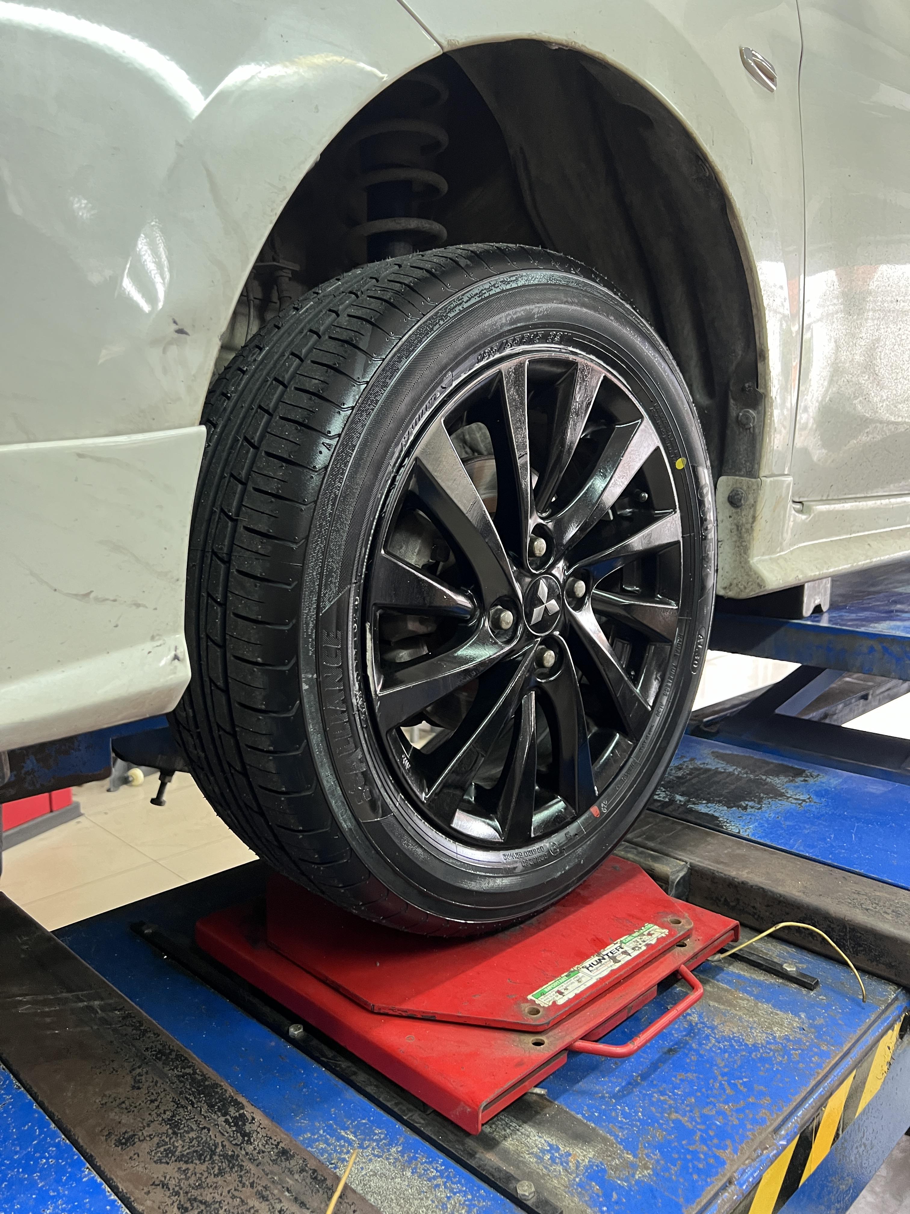 MITSUBSIHI ATTRAGE เปลี่ยนยางรถยนต์ เน้นใช้งานประจำวัน [+] ALLIANCE AL30 Made in JAPAN 185/55R15 *เพื่อความสะดวกในการรับบริการ นัดหมายเวลาก่อนเข้ารับบริการทุกครั้งครับ 𝙊𝙪𝙧 𝙎𝙚𝙧𝙫𝙞𝙘𝙚 บริการทางร้านเรารับทำอะไรบ้าง 🔧 มียางรถยนต์ทุกยี่ห้อให้เลือกซื้อ 🔧 โช้คอัพ สปริง 🔧 เช็คช่วงล่าง แก้ปัญหาให้ตรงจุด 🔧 ติดตั้งยางแบบไร้รอย 100% 🔧 บริการสลับยาง ตามอายุ 🔧 บริการล้างลิ้นปีกผีเสื้อ 🔧 บริการเช็คระยะรถยนต์ 🔧 เปลี่ยนถ่ายของเหลวทั้งระบบ 🔧 ตั้งศูนย์ด้วยเครื่อง HUNTER นำเข้าจาก USA สอบถามข้อมูลเพิ่มเติม หรือนัดหมายเข้ารับบริการ ☎️ : 08-6569-1915 ☎️ : 08-6544-5963 Line id : @88rw Tiktok : https://www.tiktok.com/@88rwycrr Youtube : https://youtube.com/@88rw Facebook : https://www.facebook.com/88rwtire Location : https://goo.gl/maps/HrNUAZXPN94KvxZ98?coh=178573&entry=tt #รถยนต์มีปัญหาไม่รู้ต้องแก้ตรงไหน ทางเรายินดี ตรวจหาปัญหาและหาวิธีแก้ บอกลูกค้าก่อนลงมือทำเสมอราคาเป็นธรรมไม่เอาเปรียบ สบายใจคุณลูกค้า ร้านยางเจริญรุ่งเรือง ยินดีต้อนรับครับ
