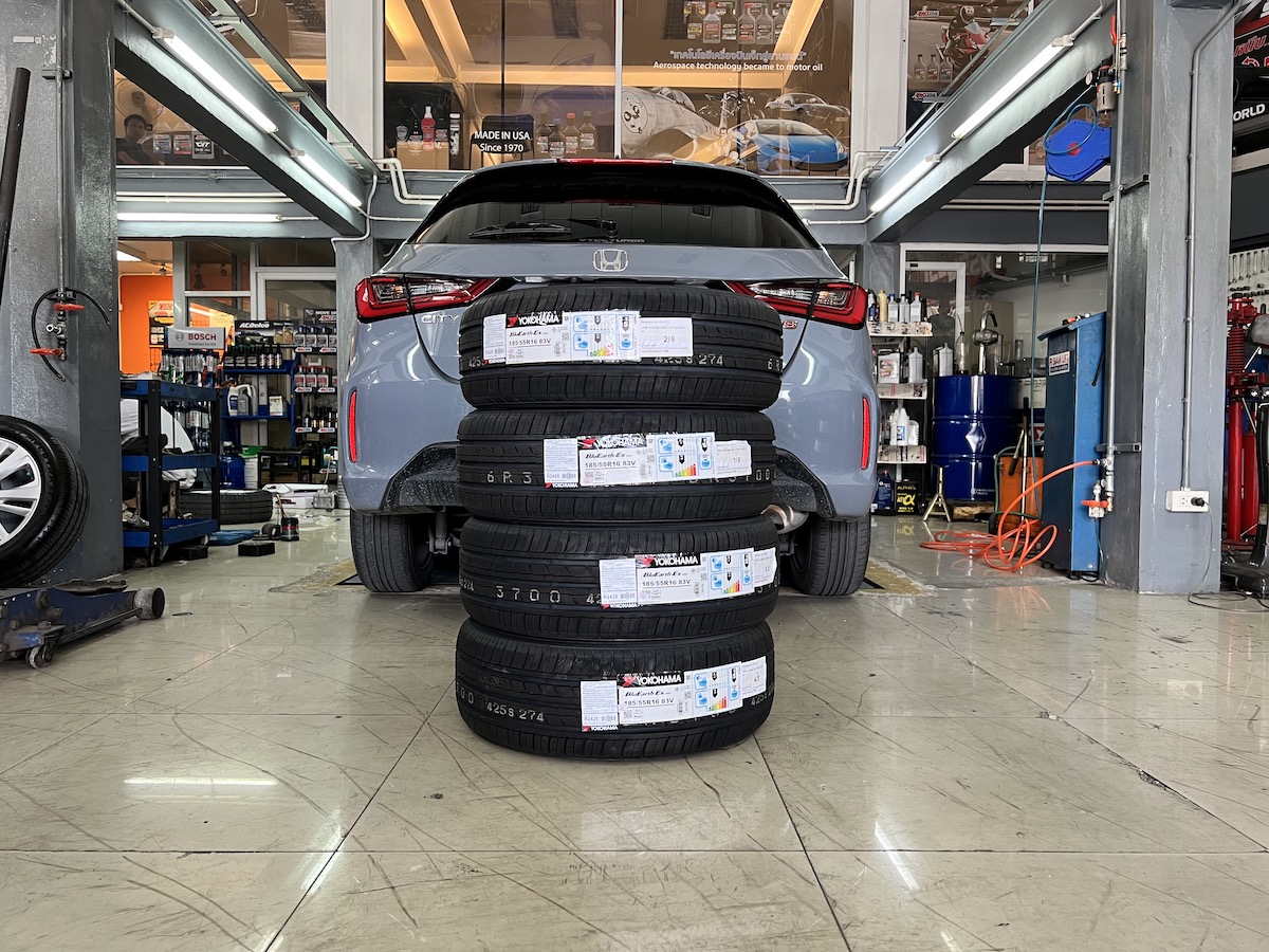 HONDA CITY TURBO เข้ารับบริการเปลี่ยนยางรถยนต์ใช้งานประจำวัน [+] YOKOHAMA BLUEARTH ES32 185/55R16 *เพื่อความรวดเร็วในการเข้ารับบริการ แนะนำนัดหมายก่อนครับ 𝙊𝙪𝙧 𝙎𝙚𝙧𝙫𝙞𝙘𝙚 บริการทางร้านเรารับทำอะไรบ้าง 🔧 มียางรถยนต์ทุกยี่ห้อให้เลือกซื้อ 🔧 โช้คอัพ สปริง 🔧 เช็คช่วงล่าง แก้ปัญหาให้ตรงจุด 🔧 ติดตั้งยางแบบไร้รอย 100% 🔧 บริการสลับยาง ตามอายุ 🔧 บริการล้างลิ้นปีกผีเสื้อ 🔧 บริการเช็คระยะรถยนต์ 🔧 เปลี่ยนถ่ายของเหลวทั้งระบบ 🔧 ตั้งศูนย์ด้วยเครื่อง HUNTER นำเข้าจาก USA สอบถามข้อมูลเพิ่มเติม หรือนัดหมายเข้ารับบริการ ☎️ : 08-6569-1915 ☎️ : 08-6544-5963 Line id : @88rw Tiktok : https://www.tiktok.com/@88rwycrr Youtube : https://youtube.com/@88rw Facebook : https://www.facebook.com/88rwtire Location : https://goo.gl/maps/HrNUAZXPN94KvxZ98?coh=178573&entry=tt #รถยนต์มีปัญหาไม่รู้ต้องแก้ตรงไหน ทางเรายินดี ตรวจหาปัญหาและหาวิธีแก้ บอกลูกค้าก่อนลงมือทำเสมอราคาเป็นธรรมไม่เอาเปรียบ สบายใจคุณลูกค้า ร้านยางเจริญรุ่งเรือง ยินดีต้อนรับครับ