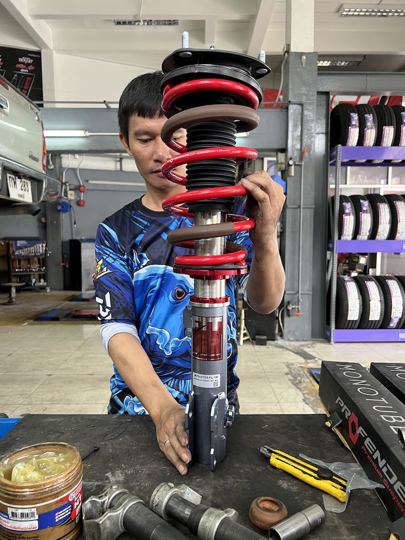 “นุ่ม หนึบ มั่นใจ ทุกเส้นทาง” เจ้าของรถตู้ Hyundai H-1 หลายคนเจอปัญหา 👉 รถโคลงเวลาเข้าโค้ง / นั่งแล้วโยน / ผู้โดยสารเวียนหัว โดยเฉพาะเวลาขับทางไกลหรือบรรทุกคนเต็มคัน วันนี้เราแก้ปัญหาด้วยการติดตั้ง โช้คอัพ Profender รุ่น Fitz Series 👇 ✅ จุดเด่น Profender Fitz Series สำหรับ H-1 + ปรับความนุ่มหนึบได้ 16 ระดับ → เลือกฟีลลิ่งได้ตามต้องการ + กระบอกใหญ่ 52 mm. + ลูกสูบ 46 mm. → รองรับรถตู้ที่น้ำหนักมากได้สบาย + ฟีลลิ่ง นุ่มนวลกว่าเดิม ห้องโดยสารนิ่ง ผู้โดยสารไม่เวียนหัว + เข้าโค้งมั่นใจ ช่วงล่างหนึบ ไม่ย้วยแม้ขับเร็ว + เปิดซ่อม/บำรุงรักษาได้ยาวนาน คุ้มค่าในระยะยาว 📌 เหมาะสำหรับ ผู้ใช้รถ Hyundai H-1 ที่เน้นนั่งสบายสำหรับครอบครัว รถตู้วิ่งงาน รับ–ส่งลูกค้า ที่ต้องการความมั่นใจและนุ่มนวลไปพร้อมกัน สอบถามข้อมูลเพิ่มเติม หรือนัดหมายเข้ารับบริการ ☎️ : 08-6569-1915 ☎️ : 08-6544-5963 Line id : @88rw Facebook : https://www.facebook.com/88rwtire Location : https://goo.gl/maps/HrNUAZXPN94KvxZ98 #profenderfitz #ยางรถยนต์นนทบุรี #ช่วงล่างรถยนต์ #โช้คอัพรถยนต์