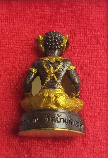 พระพิราพ รุ่นสมบัติเจ้าคุณปู่ หลวงปู่เเสน ปสนุโน วัดบ้านหนองจิก จ.ศรีสะเกษ แยกออกมาจากชุดกรรมการ เนื้อมันปูทาทองบางส่วน หมายเลข 865