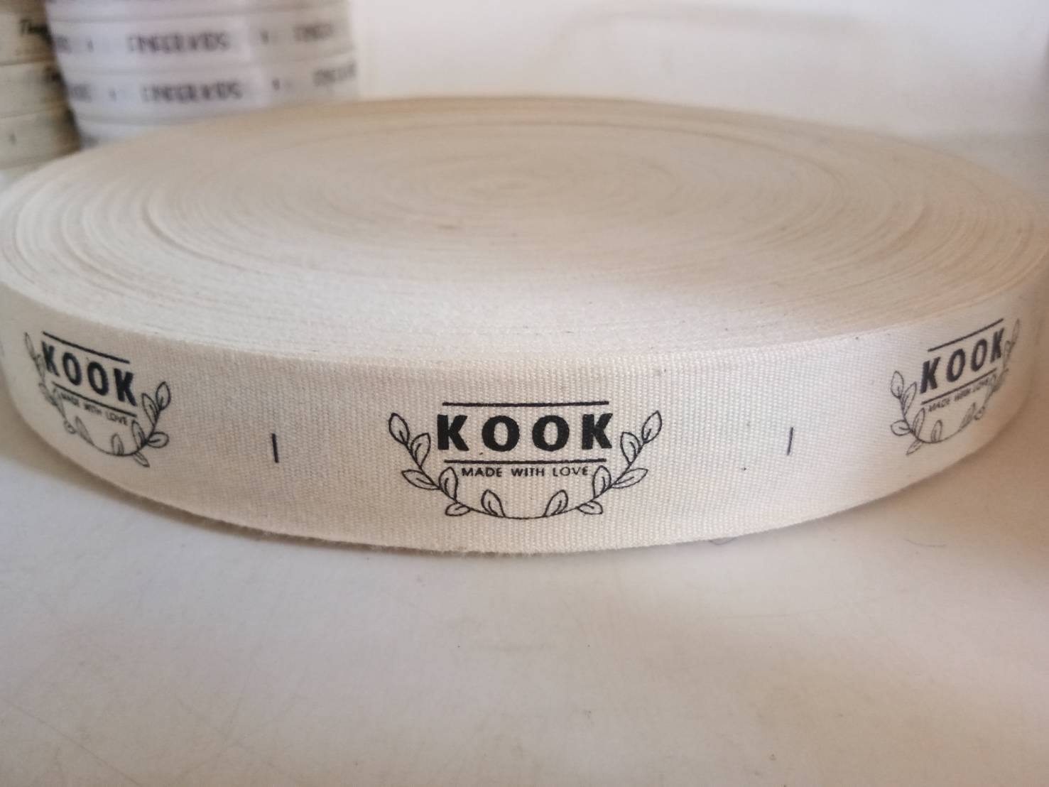 ป้ายคอเสื้อ เทปละเอียด 2 ซม.พิมพ์ดำ 1 ม้วน