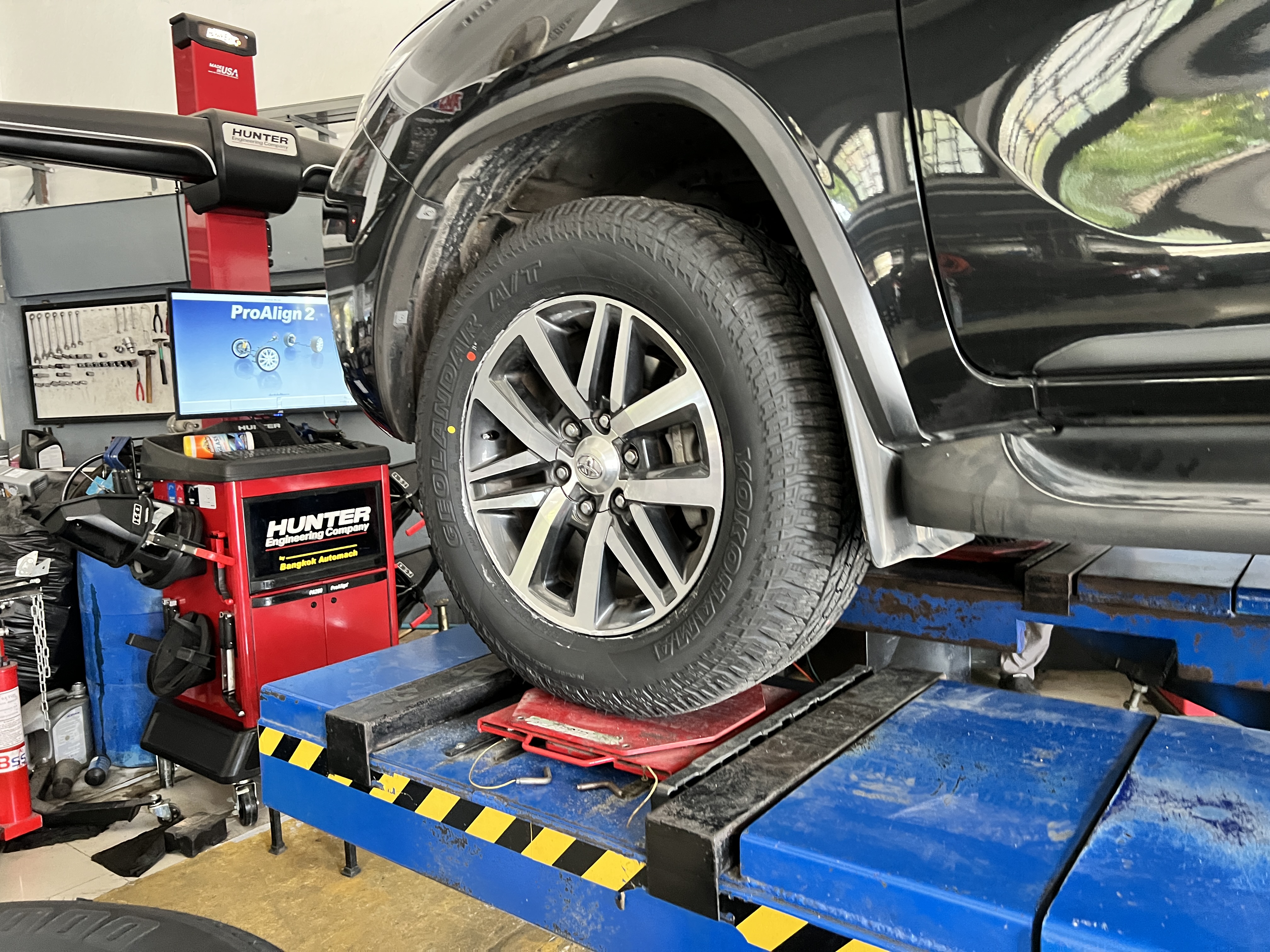 TOYOTA FORTUNER เปลี่ยนยางรถยนต์เน้นใช้งานกว้าง ทั้งทางเรียบทางลุย เน้นใช้งานยงพรีเมี่ยม มั่นใจ ปลอดภัย [+] Yokohama Geolandar G015 [+] ขนาด 265/60R18 โปรโมชั่นราคาพิเศษ ติดต่อสอบถามเพิ่มเติม โทร : 08-6569-1915 บุ๊ก และทีมงาน ยินดีต้อนรับครับ 𝙊𝙪𝙧 𝙎𝙚𝙧𝙫𝙞𝙘𝙚 บริการทางร้าน เรารับทำอะไรบ้าง 🔧 ติดตั้งยางแบบไร้รอย 100% 🔧 บริการสลับยาง ตามอายุ 🔧 มียางรถยนต์ทุกยี่ห้อให้เลือกซื้อ 🔧 เช็คช่วงล่าง แก้ปัญหาให้ตรงจุด 🔧 บริการล้างลิ้นปีกผีเสื้อ 🔧 บริการเช็คระยะรถยนต์ 🔧 เปลี่ยนถ่ายของเหลวทั้งระบบ 🔧 ตั้งศูนย์ด้วยเครื่อง HUNTER นำเข้าจาก USA #รถยนต์มีปัญหาไม่รู้ต้องแก้ตรงไหน ทางเรายินดี ตรวจหาปัญหาและหาวิธีแก้ บอกลูกค้าก่อนลงมือทำเสมอราคาเป็นธรรมไม่เอาเปรียบ สบายใจคุณลูกค้า ---------------------------------- ดูแลให้คำปรึกษาทุกปัญหาคาใจ ไม่ทิ้งลูกค้า มีบริการหลังการขาย 【ให้ผู้เชี่ยวชาญของเรา ดูแลรถคุณ】 ร้านยางเจริญรุ่งเรือง ยินดีต้อนรับครับ #ยางรถยนต์ #yokohama #geolandar #g015