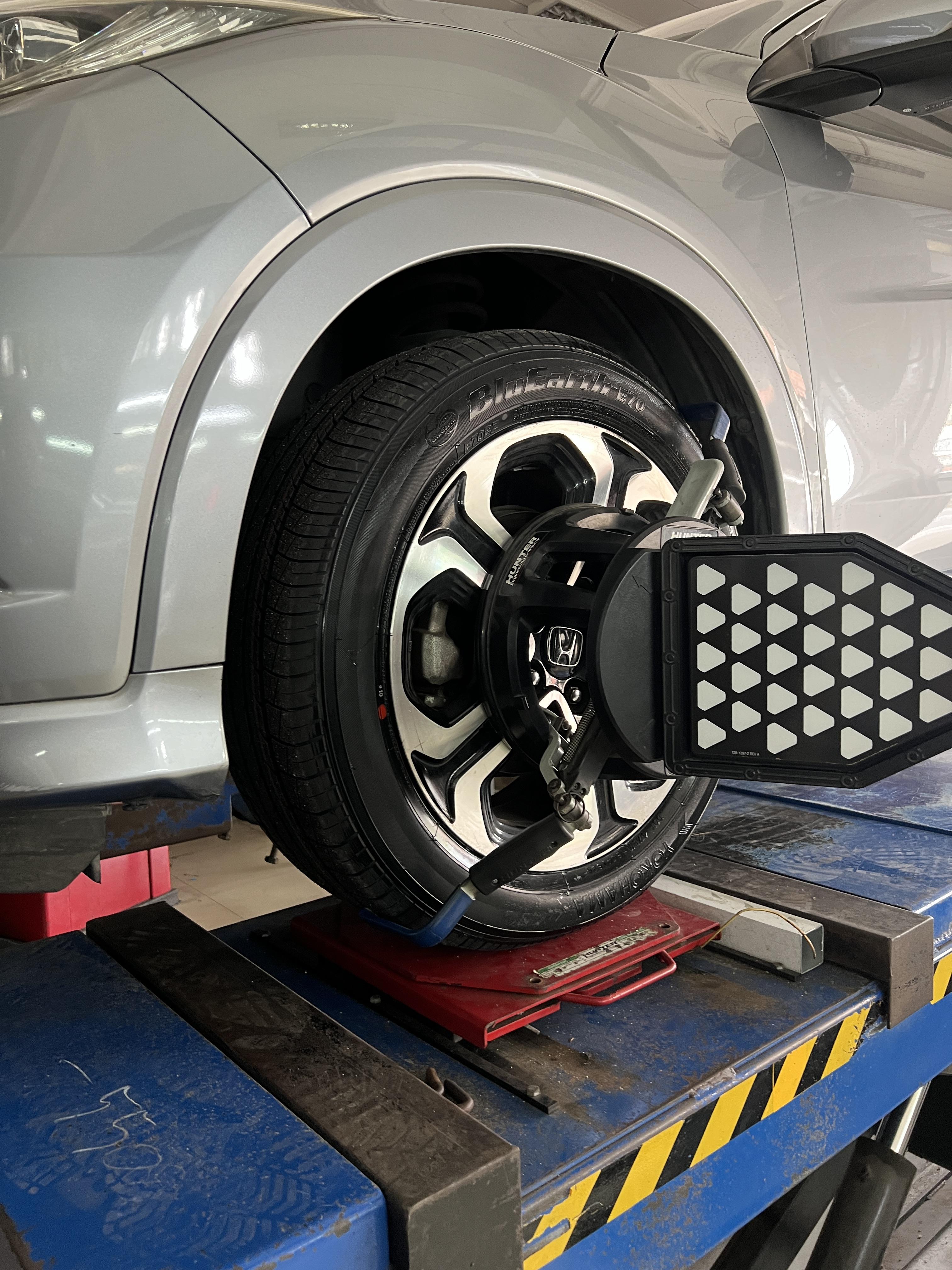 HONDA HRV เข้ารับบริการเปลี่ยนยางรถยนต์ใช้งานประจำวัน [+] YOKOHAMA BLUE EARTH E70 215/55R17 *นัดหมายก่อนเข้ารับบริการ เพื่อความรวดเร็วครับ 𝙊𝙪𝙧 𝙎𝙚𝙧𝙫𝙞𝙘𝙚 บริการทางร้านเรารับทำอะไรบ้าง 🔧 มียางรถยนต์ทุกยี่ห้อให้เลือกซื้อ 🔧 โช้คอัพ สปริง 🔧 เช็คช่วงล่าง แก้ปัญหาให้ตรงจุด 🔧 ติดตั้งยางแบบไร้รอย 100% 🔧 บริการสลับยาง ตามอายุ 🔧 บริการล้างลิ้นปีกผีเสื้อ 🔧 บริการเช็คระยะรถยนต์ 🔧 เปลี่ยนถ่ายของเหลวทั้งระบบ 🔧 ตั้งศูนย์ด้วยเครื่อง HUNTER นำเข้าจาก USA สอบถามข้อมูลเพิ่มเติม หรือนัดหมายเข้ารับบริการ ☎️ : 08-6569-1915 ☎️ : 08-6544-5963 Line id : @88rw Tiktok : https://www.tiktok.com/@88rwycrr Youtube : https://youtube.com/@88rw Facebook : https://www.facebook.com/88rwtire Location : https://goo.gl/maps/HrNUAZXPN94KvxZ98? #รถยนต์มีปัญหาไม่รู้ต้องแก้ตรงไหน ทางเรายินดี ตรวจหาปัญหาและหาวิธีแก้ บอกลูกค้าก่อนลงมือทำเสมอราคาเป็นธรรมไม่เอาเปรียบ สบายใจคุณลูกค้า ร้านยางเจริญรุ่งเรือง ยินดีต้อนรับครับ