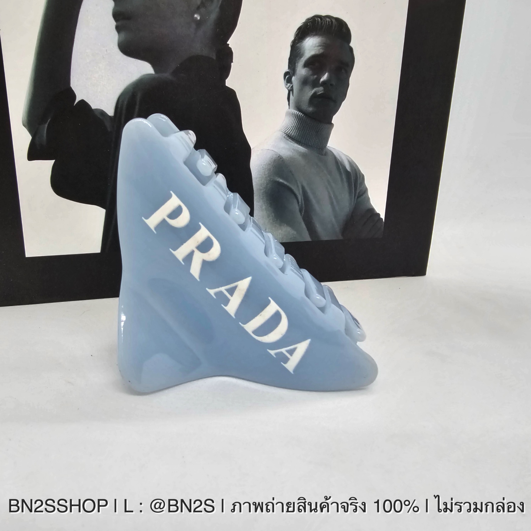 สีฟ้า | Prada logo-printed triangle hair clip ตัวหนีบเนื้อหนา ที่หนีบผม ปราด้า สกรีนโลโก้