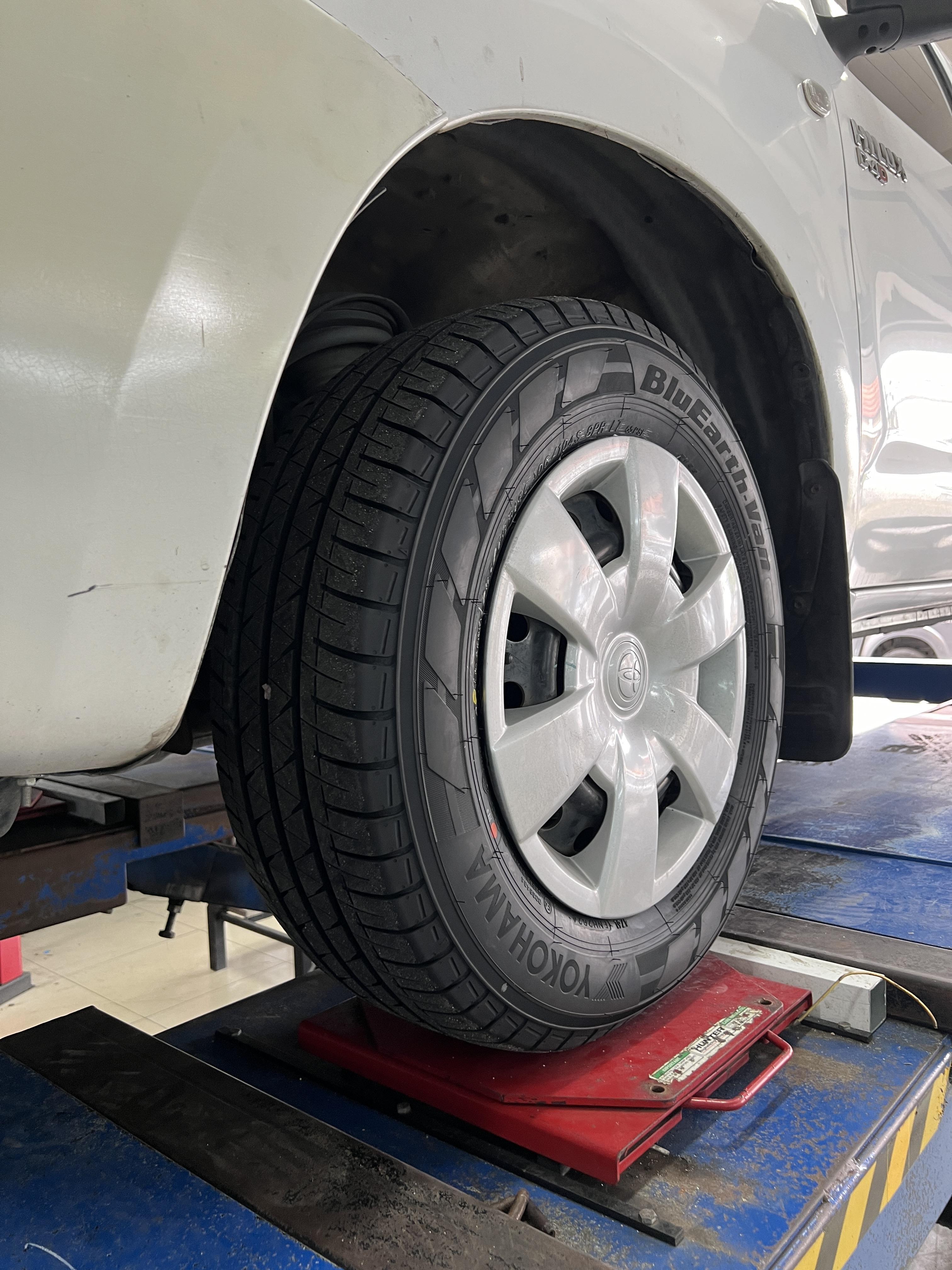 ISUZU DMAX เปลี่ยนยางรถยนต์ใช้งาน ประจำวัน [+] YOKOHAMA RY55 205/70R15 *นัดหมายก่อนเข้ารับบริการ เพื่อความรวดเร็วครับ 𝙊𝙪𝙧 𝙎𝙚𝙧𝙫𝙞𝙘𝙚 บริการทางร้านเรารับทำอะไรบ้าง 🔧 มียางรถยนต์ทุกยี่ห้อให้เลือกซื้อ 🔧 โช้คอัพ สปริง 🔧 เช็คช่วงล่าง แก้ปัญหาให้ตรงจุด 🔧 ติดตั้งยางแบบไร้รอย 100% 🔧 บริการสลับยาง ตามอายุ 🔧 บริการล้างลิ้นปีกผีเสื้อ 🔧 บริการเช็คระยะรถยนต์ 🔧 เปลี่ยนถ่ายของเหลวทั้งระบบ 🔧 ตั้งศูนย์ด้วยเครื่อง HUNTER นำเข้าจาก USA สอบถามข้อมูลเพิ่มเติม หรือนัดหมายเข้ารับบริการ ☎️ : 08-6569-1915 ☎️ : 08-6544-5963 Line id : @88rw Tiktok : https://www.tiktok.com/@88rwycrr Youtube : https://youtube.com/@88rw Facebook : https://www.facebook.com/88rwtire Location : https://goo.gl/maps/HrNUAZXPN94KvxZ98? #รถยนต์มีปัญหาไม่รู้ต้องแก้ตรงไหน ทางเรายินดี ตรวจหาปัญหาและหาวิธีแก้ บอกลูกค้าก่อนลงมือทำเสมอราคาเป็นธรรมไม่เอาเปรียบ สบายใจคุณลูกค้า ร้านยางเจริญรุ่งเรือง ยินดีต้อนรับครับ