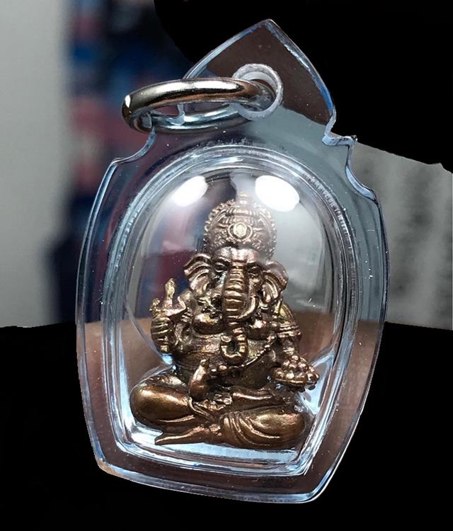 รูปหล่อพระพิฆเนศ รุ่นบันดาลทรัพย์ จัดสราปี ๒๕๖๒ วัดบรมวงศ์อิศรวรารามวรวิหาร ( พระอารามหลวง ) จ.พระนครศรีอยุธยา เนื้อนวโหละก้นทองคำ หมายเลข ๕๘ เลี่ยมกันน้ำอย่างสวย