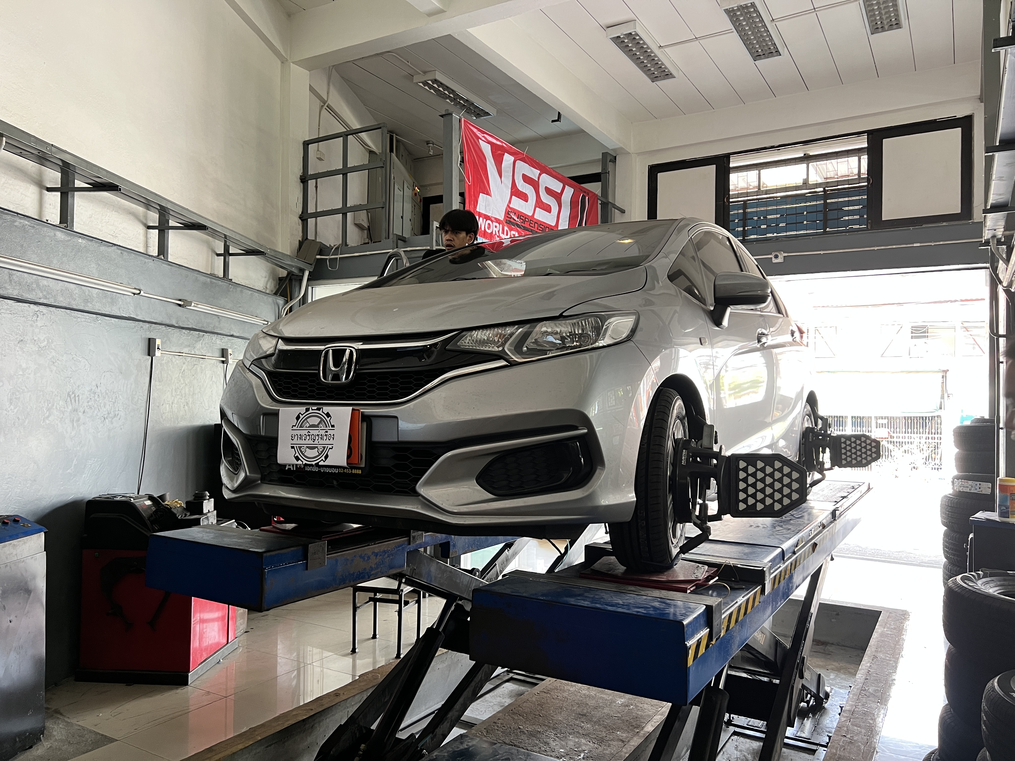 Honda Jazz GK เปลี่ยนยางรถยนต์ใช้งานรุ่นเดิม นุ่มหนึบ [+] YOKOHAMA BLUEARTH AE51 Made in Japan ขนาด 185/65R15 𝙊𝙪𝙧 𝙎𝙚𝙧𝙫𝙞𝙘𝙚 บริการทางร้าน เรารับทำอะไรบ้าง 🔧 ติดตั้งยางแบบไร้รอย 100% 🔧 บริการสลับยาง ตามอายุ 🔧 มียางรถยนต์ทุกยี่ห้อให้เลือกซื้อ 🔧 เช็คช่วงล่าง แก้ปัญหาให้ตรงจุด 🔧 บริการล้างลิ้นปีกผีเสื้อ 🔧 บริการเช็คระยะรถยนต์ 🔧 เปลี่ยนถ่ายของเหลวทั้งระบบ 🔧 ตั้งศูนย์ด้วยเครื่อง HUNTER นำเข้าจาก USA สอบถามข้อมูลเพิ่มเติม หรือนัดหมายเข้ารับบริการ Tel : 08-6569-1915 Tel : 08-6544-5963 Line id : @88rw Tiktok : https://www.tiktok.com/@88rwycrr Youtube : https://youtube.com/@88rw Facebook : https://www.facebook.com/otaninon Location : https://goo.gl/maps/HrNUAZXPN94KvxZ98?coh=178573&entry=tt #รถยนต์มีปัญหาไม่รู้ต้องแก้ตรงไหน ทางเรายินดี ตรวจหาปัญหาและหาวิธีแก้ บอกลูกค้าก่อนลงมือทำเสมอราคาเป็นธรรมไม่เอาเปรียบ สบายใจคุณลูกค้า ---------------------------------- ดูแลให้คำปรึกษาทุกปัญหาคาใจ ไม่ทิ้งลูกค้า มีบริการหลังการขาย 【ให้ผู้เชี่ยวชาญของเรา ดูแลรถคุณ】 ร้านยางเจริญรุ่งเรือง ยินดีต้อนรับครับ ---------------------------------- #โช๊คอัพรถยนต์ #monroe #yss #kayaba #profender #ร้านยางเจริญรุ่งเรือง #นนทบุรี #งามวงศ์วาน #amsfix #บริการช่วงล่างรถยนต์ #ซ่อมบำรุงช่วงล่าง #เซทอัพโช๊คอัพรถยนต์