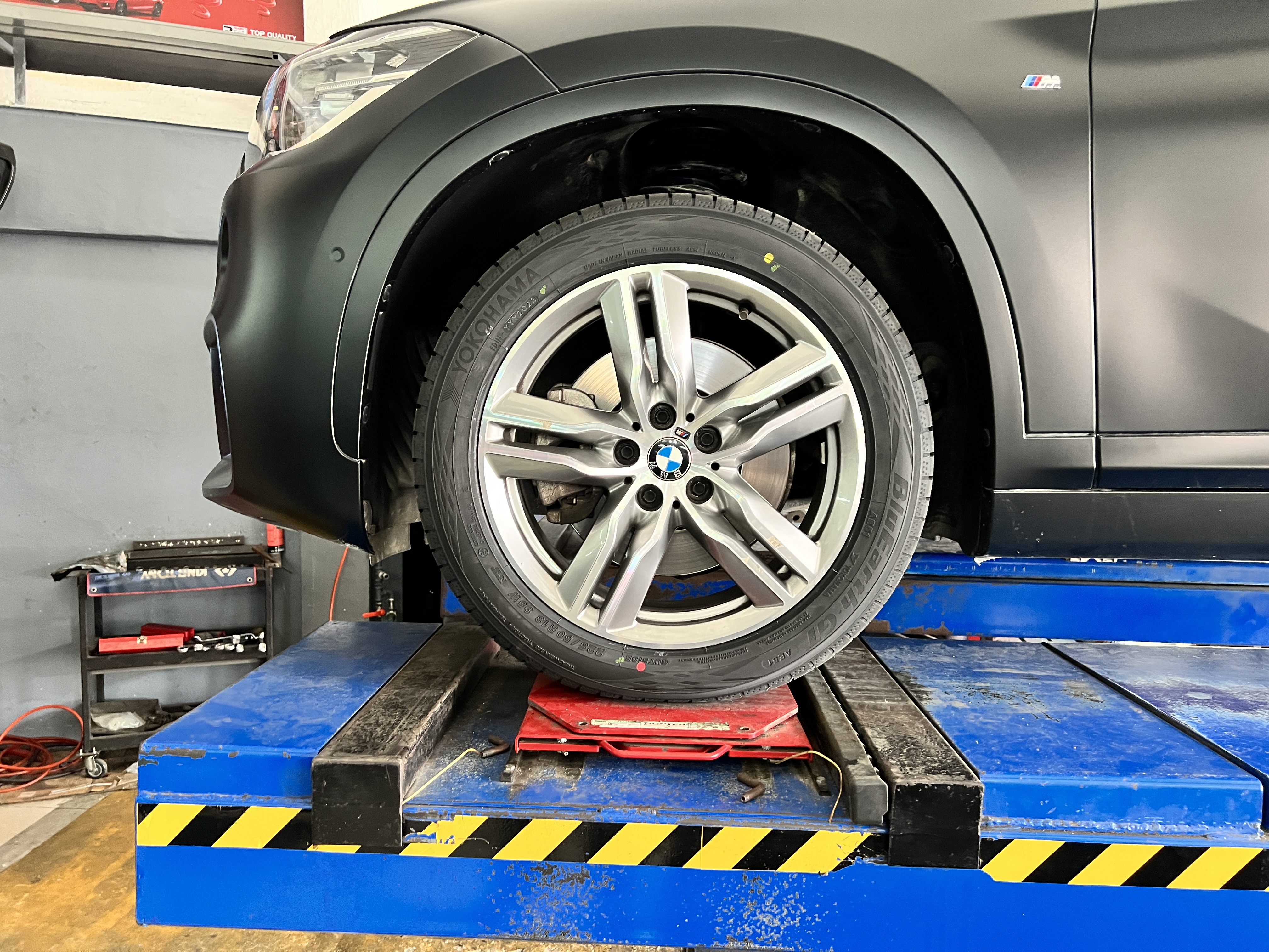 BMW X1 เข้ารับบริการเปลี่ยนยางรถยนต์ใช้งานประจำวัน [+] YOKOHAMA EARTH AE61 225/50R18 *เพื่อความรวดเร็วในการเข้ารับบริการ แนะนำนัดหมายก่อนครับ 𝙊𝙪𝙧 𝙎𝙚𝙧𝙫𝙞𝙘𝙚 บริการทางร้านเรารับทำอะไรบ้าง 🔧 มียางรถยนต์ทุกยี่ห้อให้เลือกซื้อ 🔧 โช้คอัพ สปริง 🔧 เช็คช่วงล่าง แก้ปัญหาให้ตรงจุด 🔧 ติดตั้งยางแบบไร้รอย 100% 🔧 บริการสลับยาง ตามอายุ 🔧 บริการล้างลิ้นปีกผีเสื้อ 🔧 บริการเช็คระยะรถยนต์ 🔧 เปลี่ยนถ่ายของเหลวทั้งระบบ 🔧 ตั้งศูนย์ด้วยเครื่อง HUNTER นำเข้าจาก USA สอบถามข้อมูลเพิ่มเติม หรือนัดหมายเข้ารับบริการ ☎️ : 08-6569-1915 ☎️ : 08-6544-5963 Line id : @88rw Tiktok : https://www.tiktok.com/@88rwycrr Youtube : https://youtube.com/@88rw Facebook : https://www.facebook.com/88rwtire Location : https://goo.gl/maps/HrNUAZXPN94KvxZ98?coh=178573&entry=tt #รถยนต์มีปัญหาไม่รู้ต้องแก้ตรงไหน ทางเรายินดี ตรวจหาปัญหาและหาวิธีแก้ บอกลูกค้าก่อนลงมือทำเสมอราคาเป็นธรรมไม่เอาเปรียบ สบายใจคุณลูกค้า ร้านยางเจริญรุ่งเรือง ยินดีต้อนรับครับ
