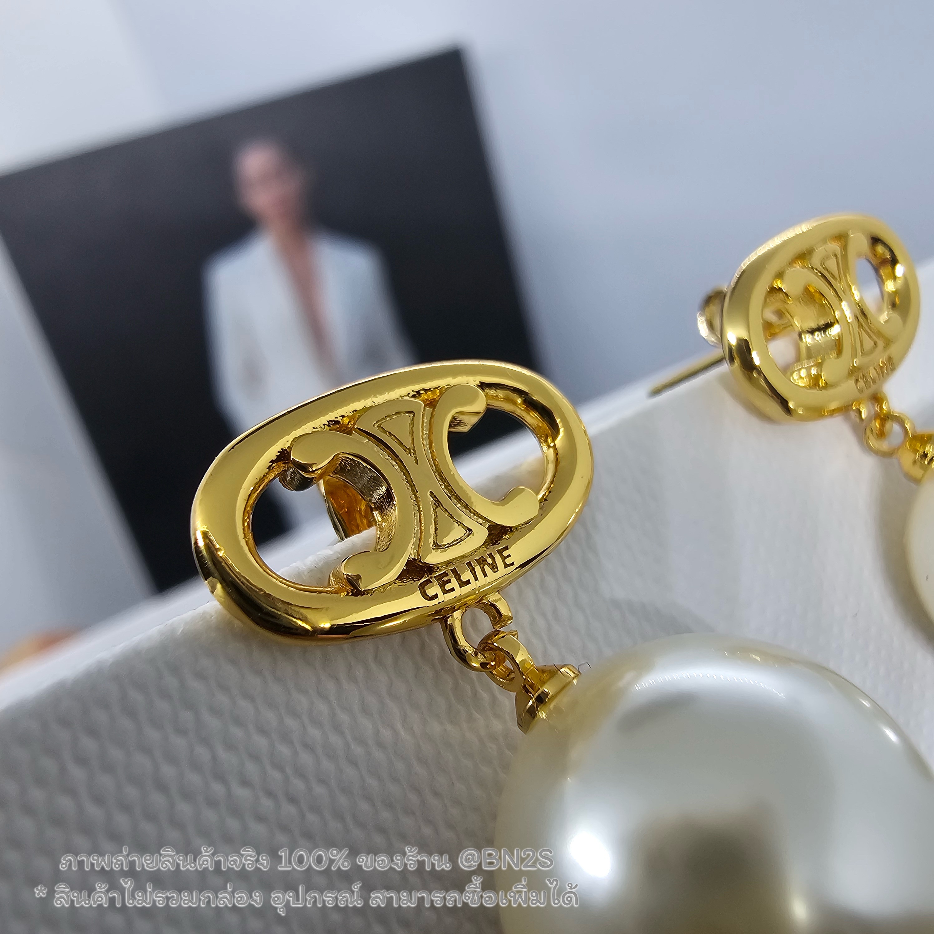 (ออริ) CL T PEARL EARRINGS IN BRASS WITH GOLD FINISH AND GLASS PEARLS ต่างหูซีลีน ห้อยด้วยไข่มุก งานสวย ไม่ลอกไม่ดำ ไม่รวมกล่อง / มีถุงซิปล็อค ถุงกระดาษให้