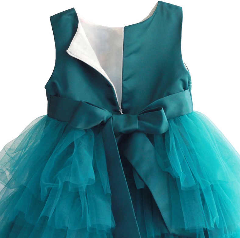 ชุดเดรสออกงานเด็กสีเขียว ช่วงตัวผ้ามันเงาลายดอกไม้สวย เอวมีโบว์ประดับเพชรสวย กระโปรงเป็นชั้นๆๆน่ารัก