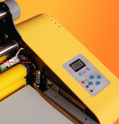 เครื่องเคลือบฟิล์ม รุ่น RM 358 Laminating Machine