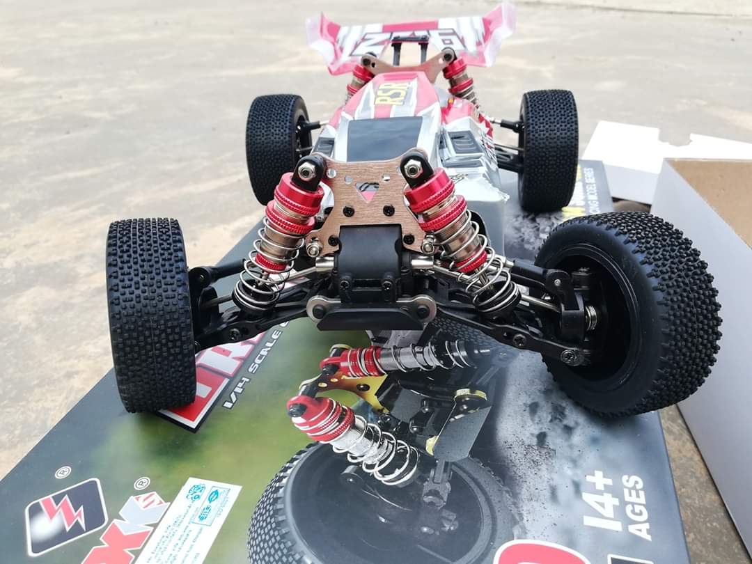 รถบังคับวิทยุ WLtoys 144001 2.4GHz RC 1/14 scale 4WD ชุดพร้อมเล่นโช๊คอัลลู พร้อมระบบเฟืองโลหะ