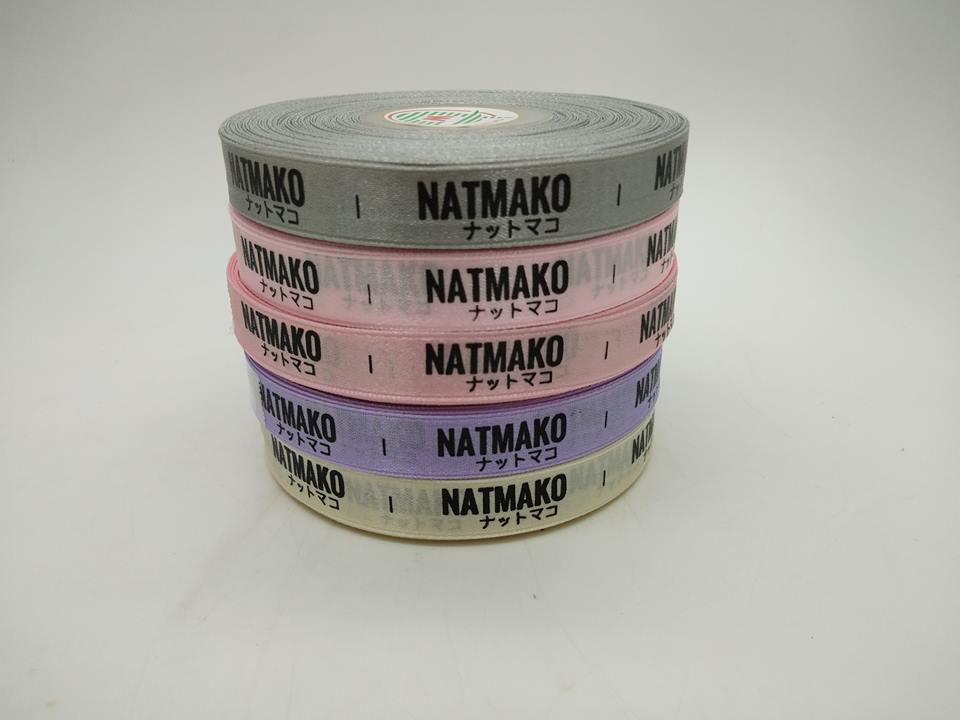 ป้ายคอเสื้อ เนื้อริบบิ้นซาติน 1.3 ซม. ริบบิ้นคละสี พิมพ์ดำ 5 ม้วน