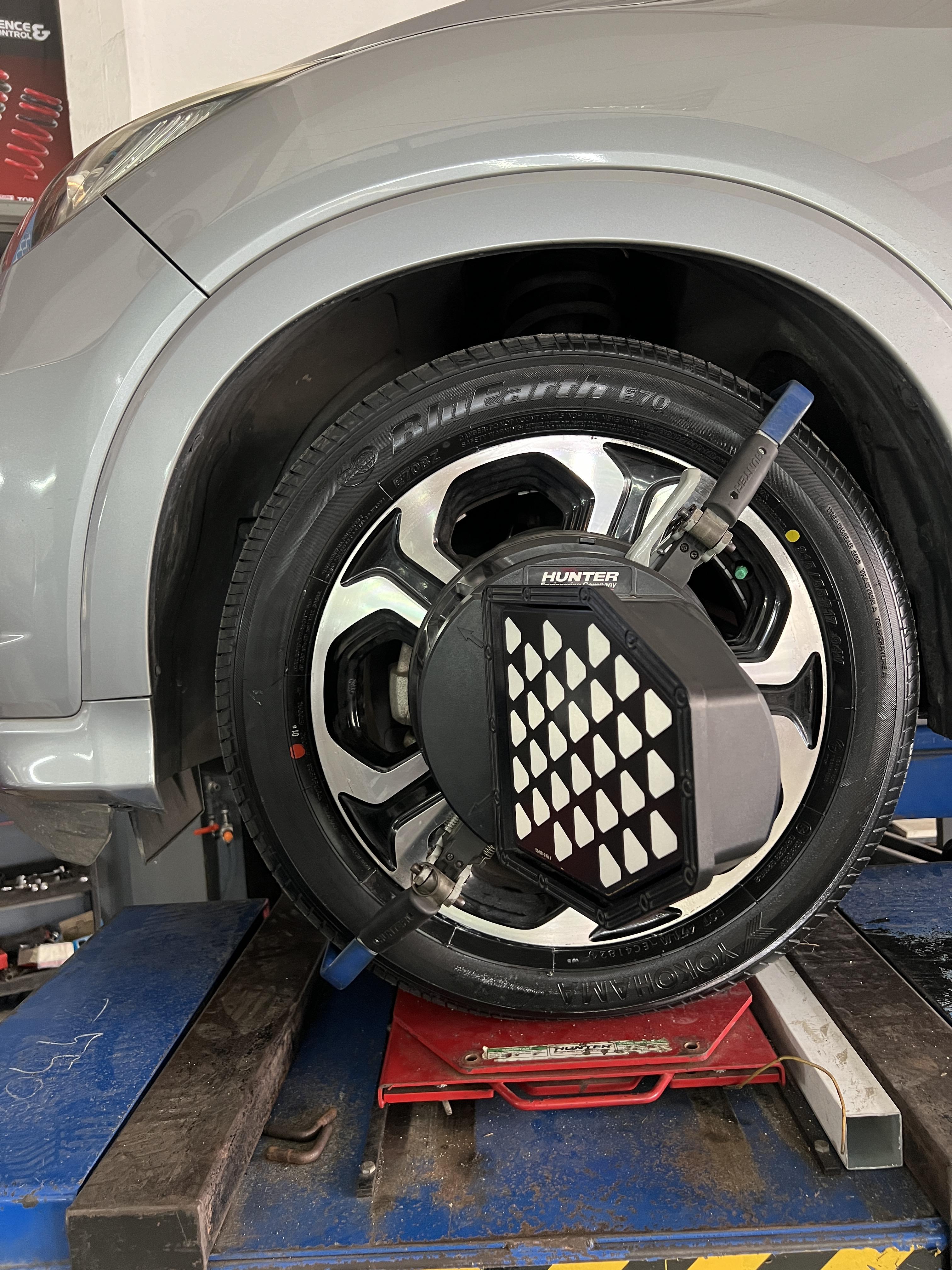 HONDA HRV เข้ารับบริการเปลี่ยนยางรถยนต์ใช้งานประจำวัน [+] YOKOHAMA BLUE EARTH E70 215/55R17 *นัดหมายก่อนเข้ารับบริการ เพื่อความรวดเร็วครับ 𝙊𝙪𝙧 𝙎𝙚𝙧𝙫𝙞𝙘𝙚 บริการทางร้านเรารับทำอะไรบ้าง 🔧 มียางรถยนต์ทุกยี่ห้อให้เลือกซื้อ 🔧 โช้คอัพ สปริง 🔧 เช็คช่วงล่าง แก้ปัญหาให้ตรงจุด 🔧 ติดตั้งยางแบบไร้รอย 100% 🔧 บริการสลับยาง ตามอายุ 🔧 บริการล้างลิ้นปีกผีเสื้อ 🔧 บริการเช็คระยะรถยนต์ 🔧 เปลี่ยนถ่ายของเหลวทั้งระบบ 🔧 ตั้งศูนย์ด้วยเครื่อง HUNTER นำเข้าจาก USA สอบถามข้อมูลเพิ่มเติม หรือนัดหมายเข้ารับบริการ ☎️ : 08-6569-1915 ☎️ : 08-6544-5963 Line id : @88rw Tiktok : https://www.tiktok.com/@88rwycrr Youtube : https://youtube.com/@88rw Facebook : https://www.facebook.com/88rwtire Location : https://goo.gl/maps/HrNUAZXPN94KvxZ98? #รถยนต์มีปัญหาไม่รู้ต้องแก้ตรงไหน ทางเรายินดี ตรวจหาปัญหาและหาวิธีแก้ บอกลูกค้าก่อนลงมือทำเสมอราคาเป็นธรรมไม่เอาเปรียบ สบายใจคุณลูกค้า ร้านยางเจริญรุ่งเรือง ยินดีต้อนรับครับ