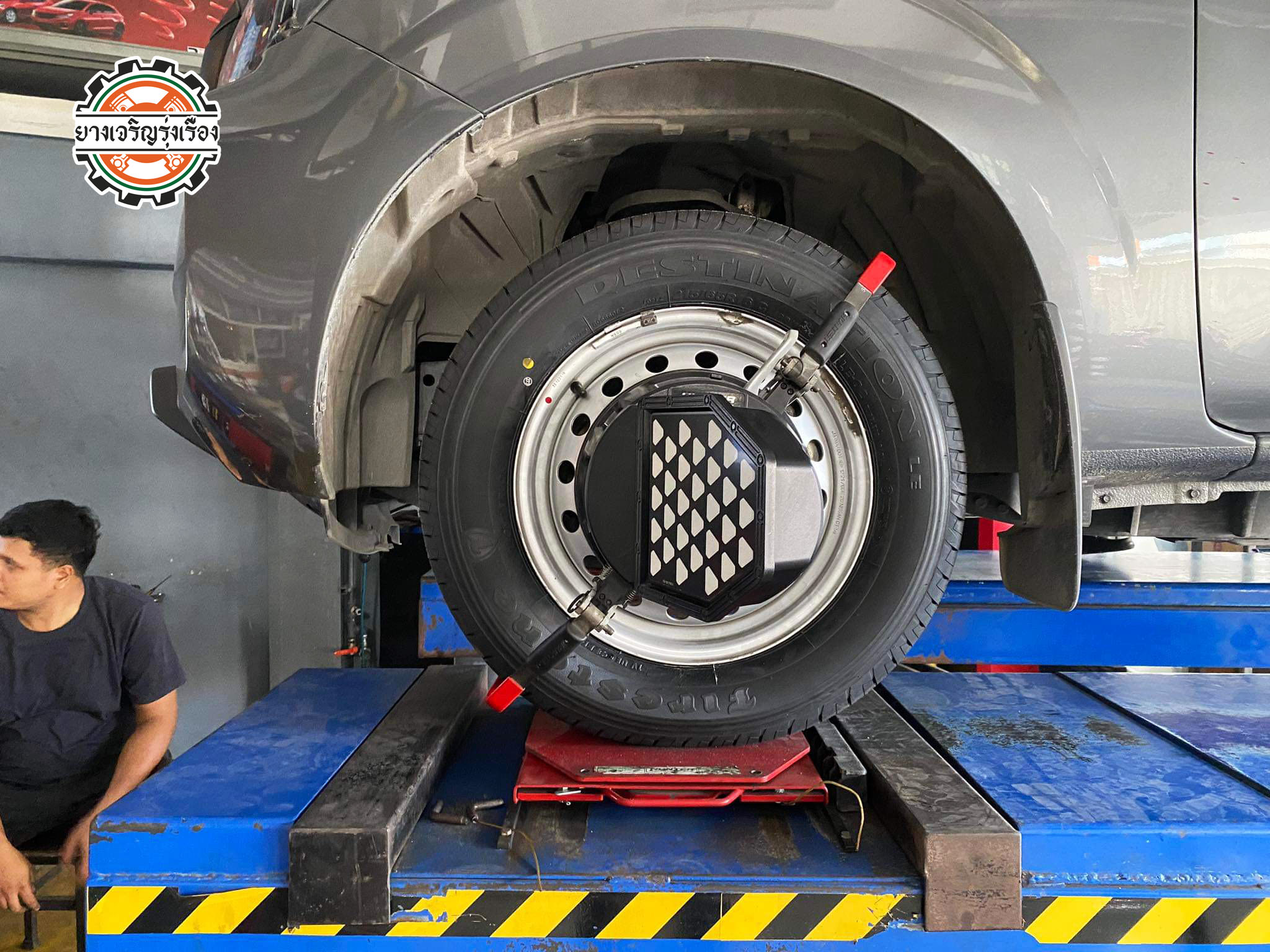 NISSAN NAVARA NP300 เปลี่ยนยางเน้นใช้งานประจำวัน มีประกัน [+] FIRESTONE DESTINATION LE [+] ขนาด 215/65R16 โปรโมชั่นราคาพิเศษ ติดต่อสอบถามเพิ่มเติม โทร : 08-6569-1915 บุ๊ก และทีมงาน ยินดีต้อนรับครับ 𝙊𝙪𝙧 𝙎𝙚𝙧𝙫𝙞𝙘𝙚 บริการทางร้าน เรารับทำอะไรบ้าง 🔧 ติดตั้งยางแบบไร้รอย 100% 🔧 บริการสลับยาง ตามอายุ 🔧 มียางรถยนต์ทุกยี่ห้อให้เลือกซื้อ 🔧 เช็คช่วงล่าง แก้ปัญหาให้ตรงจุด 🔧 บริการล้างลิ้นปีกผีเสื้อ 🔧 บริการเช็คระยะรถยนต์ 🔧 เปลี่ยนถ่ายของเหลวทั้งระบบ 🔧 ตั้งศูนย์ด้วยเครื่อง HUNTER นำเข้าจาก USA สอบถามข้อมูลเพิ่มเติม หรือนัดหมายเข้ารับบริการ Tel : 08-6569-1915 Tel : 08-6544-5963 Line id : @88rw Tiktok : https://www.tiktok.com/@88rwycrr Youtube : https://youtube.com/@88rw Facebook : https://www.facebook.com/88rwtire Location : https://goo.gl/maps/HrNUAZXPN94KvxZ98?coh=178573&entry=tt #รถยนต์มีปัญหาไม่รู้ต้องแก้ตรงไหน ทางเรายินดี ตรวจหาปัญหาและหาวิธีแก้ บอกลูกค้าก่อนลงมือทำเสมอราคาเป็นธรรมไม่เอาเปรียบ สบายใจคุณลูกค้า ---------------------------------- ดูแลให้คำปรึกษาทุกปัญหาคาใจ ไม่ทิ้งลูกค้า มีบริการหลังการขาย 【ให้ผู้เชี่ยวชาญของเรา ดูแลรถคุณ】 ร้านยางเจริญรุ่งเรือง ยินดีต้อนรับครับ #ยางรถยนต์ #Firestone #F01