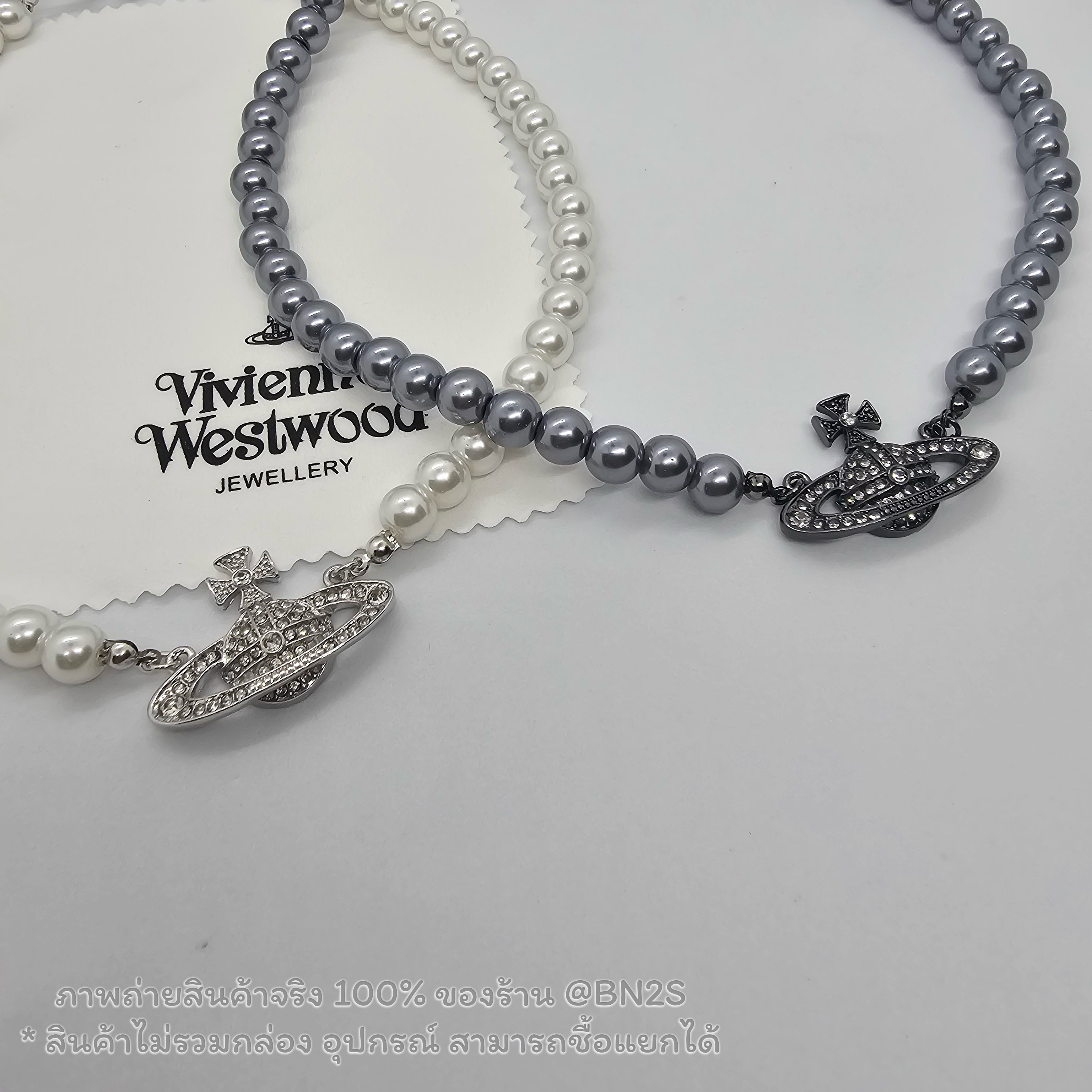 สีขาว | VIVIENNE WESTWOOD MINI BAS RELIEF PEARL CHOKER สร้อยคอไข่มุกวิเวียน จี้ฝังเพชรดาวเสาร์ อะไหล่เงิน - ดำ ปรับสายความยาวได้ ความยาว 40+5 ซม.