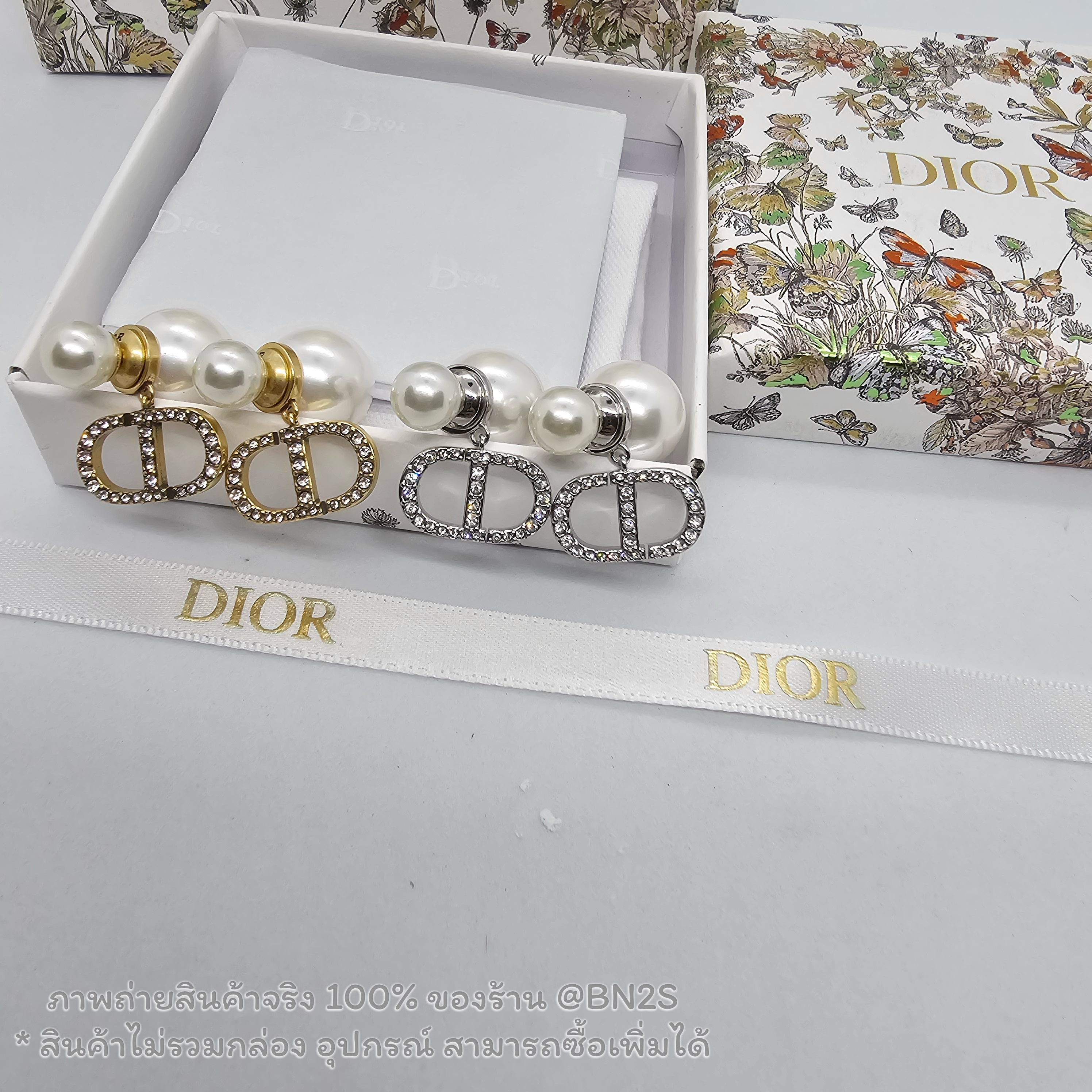 สีเงิน | [ออริ] CHRISTAIN DIOR TRIBALES EARRINGS ต่างหูทับหลังไข่มุก ตัวจี้ CD ประดับเพชร งานสวยเกรดออริ ปั๊มโลโก้ งานสวยรับประกัน งาน : ออริ ORI สี : ทอง / เงิน ไม่รวมกล่อง มีถุงกระดาษ ซองซิปล็อค กล่องถนอม ให้