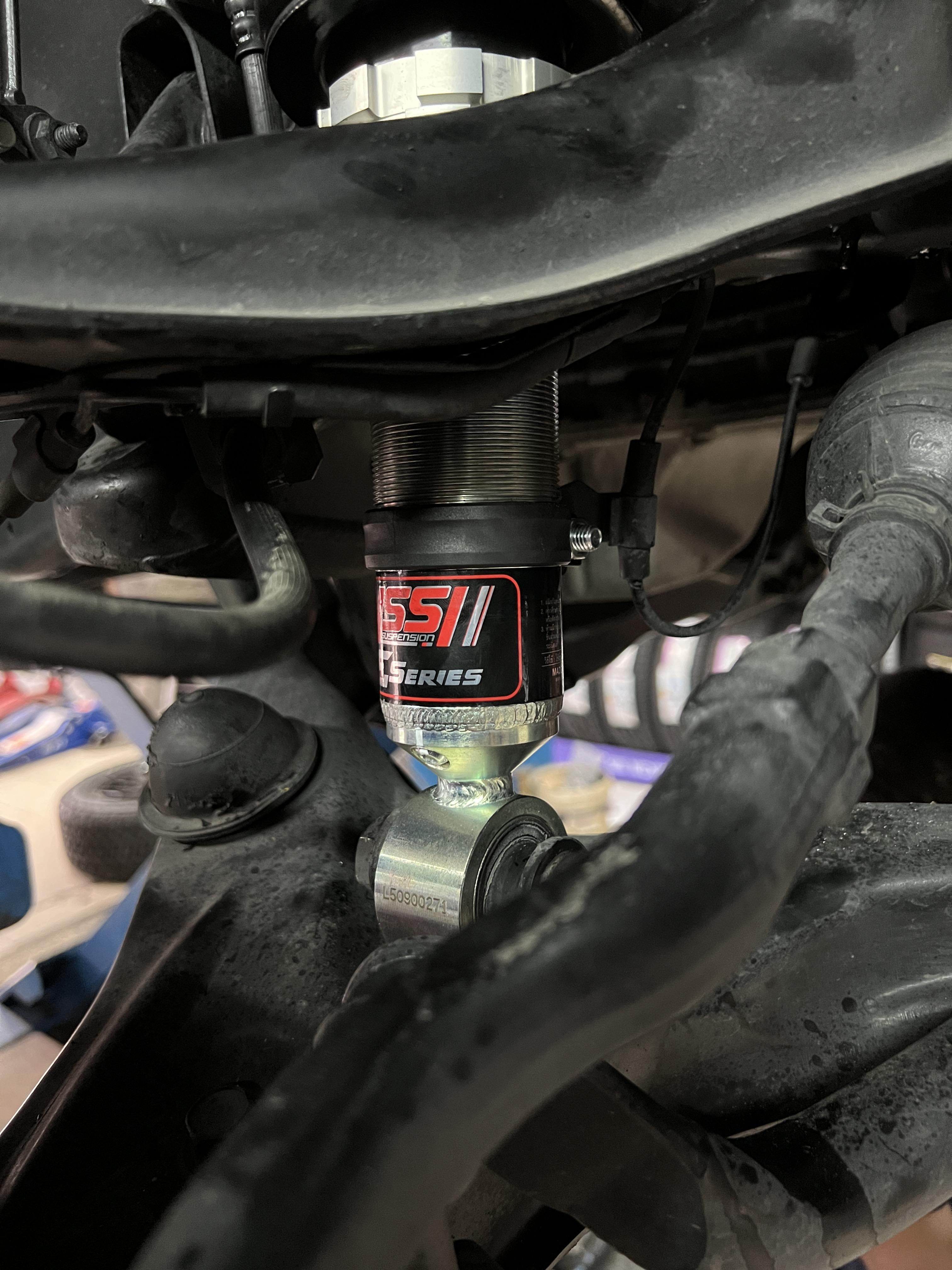 Mitsubishi Pajero อัพเกรดช่วงล่าง ลดอาการโคลงเคลง [+] Yss e series โช้คอัพ หน้า หลัง โทร : 08-6569-1915 บุ๊ก Line id : @88rw Location : https://goo.gl/maps/HrNUAZXPN94KvxZ98? รถยนต์มีปัญหาไม่รู้ต้องแก้ตรงไหน ทางเรายินดี ตรวจหาปัญหาและหาวิธีแก้ บอกลูกค้าก่อนลงมือทำเสมอด้วยราคาเป็นธรรม เวลาบริการ วันจันทร์-วันอาทิตย์ 09:00 น. - 17.30 น. #YSS #ysseseries #mitsubishipajero #โช้คอัพ #ช่วงล่าง #โช๊ค #ยางรถยนต์