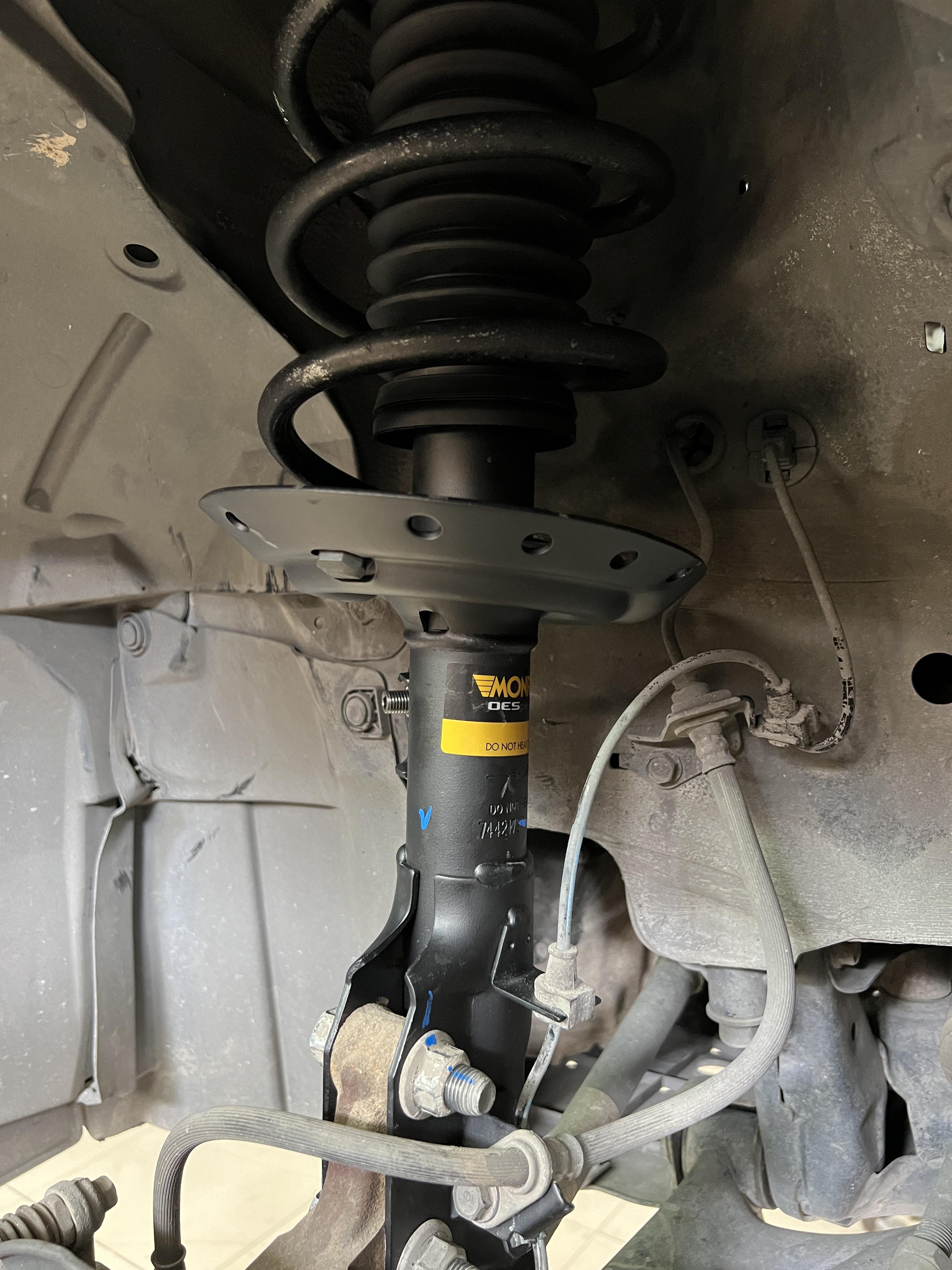 HONDA JAZZ GK เปลี่ยนโช้คอัพ พร้อมอะไหล่ [+] MONROE OE SPECTRUM พร้อมอะไหล่ครบ สอบถามข้อมูลเพิ่มเติม หรือนัดหมาย โทร : 08-6569-1915 บุ๊ก Line id : @88rw Location : https://goo.gl/maps/HrNUAZXPN94KvxZ98? รถยนต์มีปัญหาไม่รู้ต้องแก้ตรงไหน ทางเรายินดี ตรวจหาปัญหาและหาวิธีแก้ บอกลูกค้าก่อนลงมือทำเสมอด้วยราคาเป็นธรรม เวลาบริการ วันจันทร์-วันอาทิตย์ 09:00 น. - 17.30 น. #hondajazz #monroe #โช้คอัพ #ช่วงล่าง #โช๊ค #ยางรถยนต์