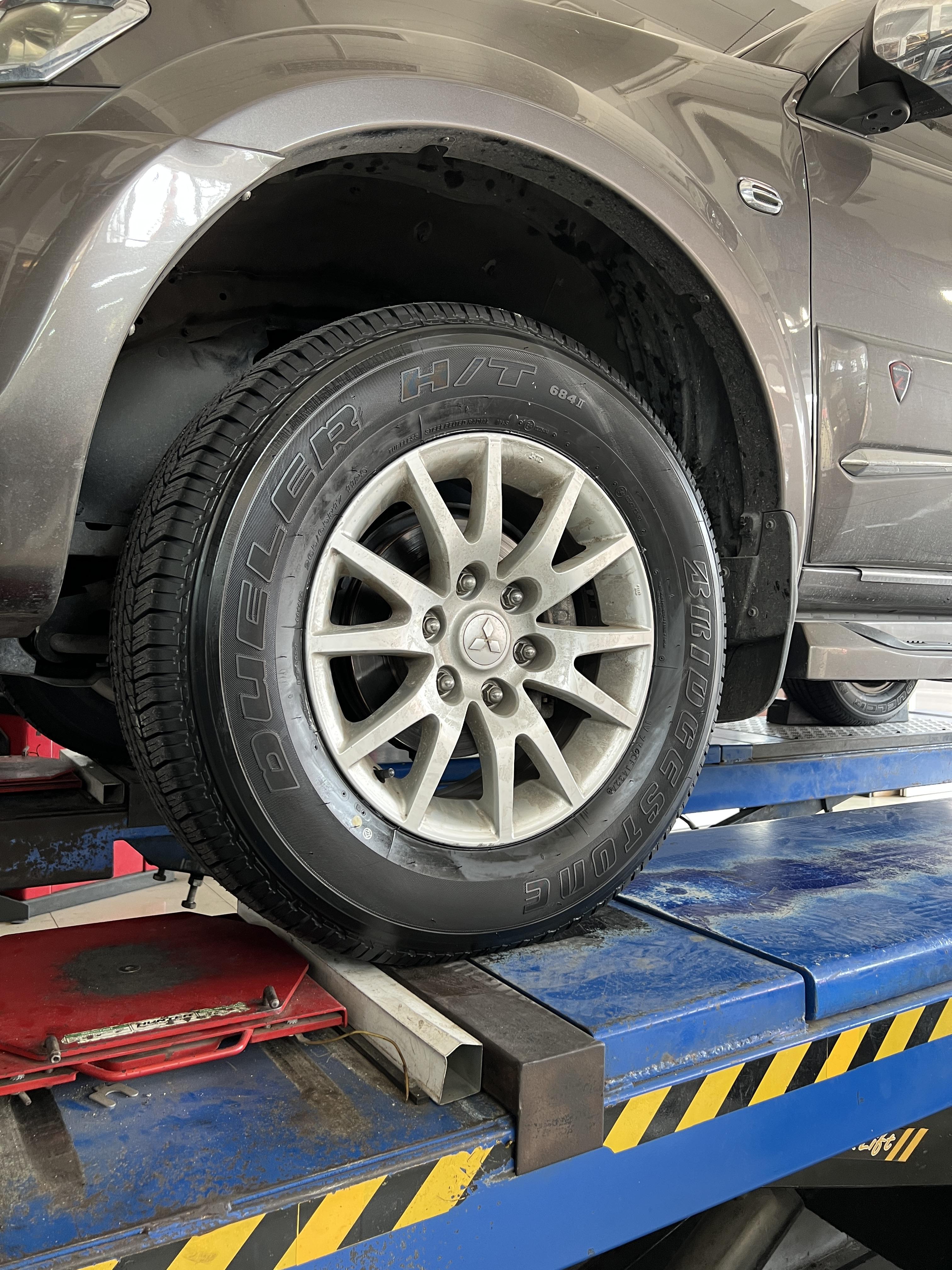 Mitsubishi Pajero เปลี่ยนยาง และโช้คอัพ ใช้งานประจำวันแทนชุดเก่าเดิมที่เริ่มเสื่อมสภาพ [+] YSS E SERIES โช้คอัพหน้า หลัง [+] Bridgestone dueler 684ii 265/65R17 สอบถามข้อมูลเพิ่มเติม หรือนัดหมายเข้ารับบริการ ☎️ : 08-6569-1915 ☎️ : 08-6544-5963 Line id : @88rw Facebook : https://www.facebook.com/88rwtire Location : https://goo.gl/maps/HrNUAZXPN94KvxZ98 #ysseseries #mitsubishipajero #Bridgestone #ยางรถยนต์ #ช่วงล่างรถยนต์ #โช้คอัพรถยนต์