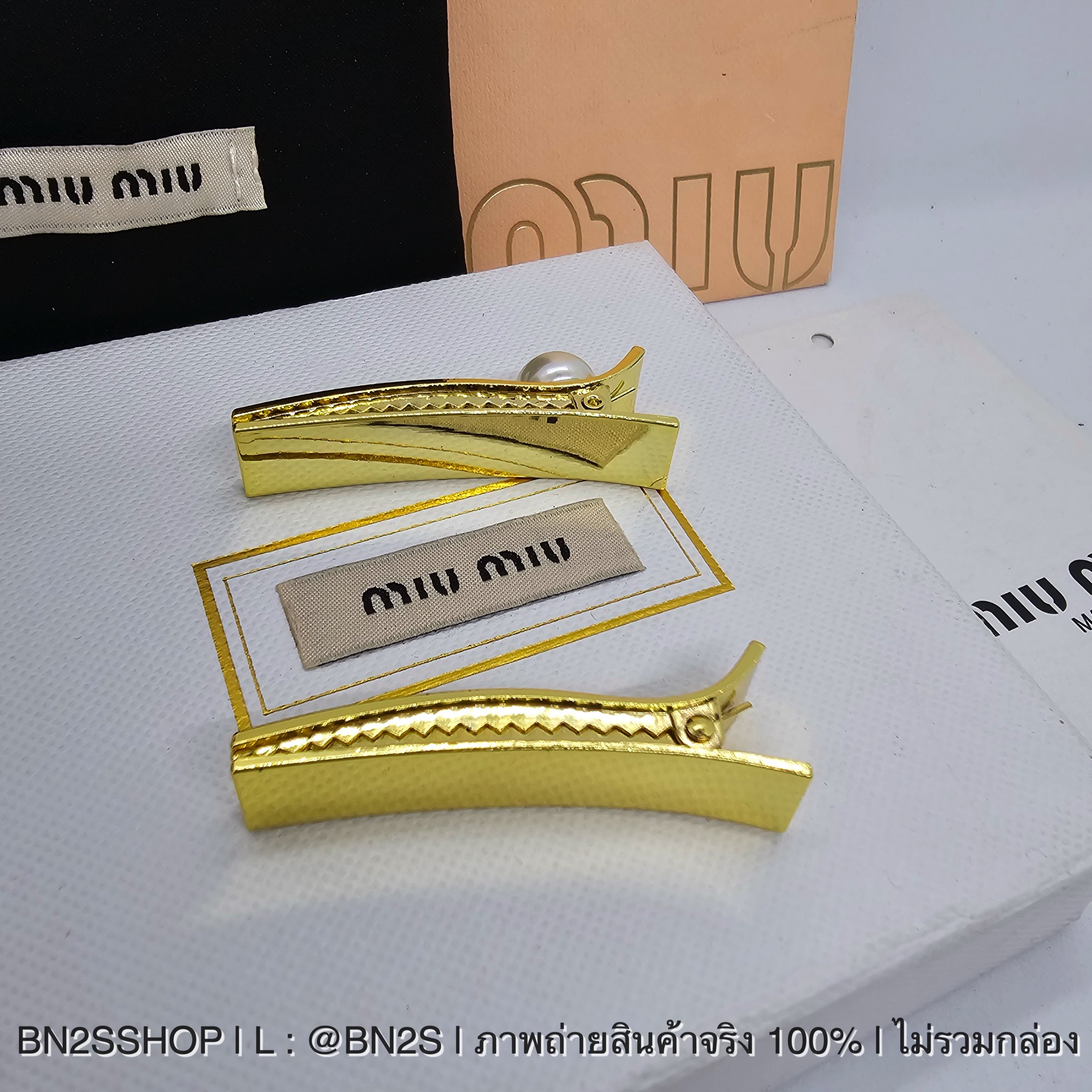 แบบwไข่มุก | Miu Miu Logo Hair Clip กิ๊บติดผมมิว มิว ตัวหนีบฟันปลา ฉลุโลโก้ สีทอง