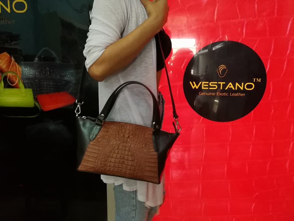 กระเป๋าถือหนังจระเข้แท้ สีน้ำตาลเข้ม รหัส CRW1217W-10-BR