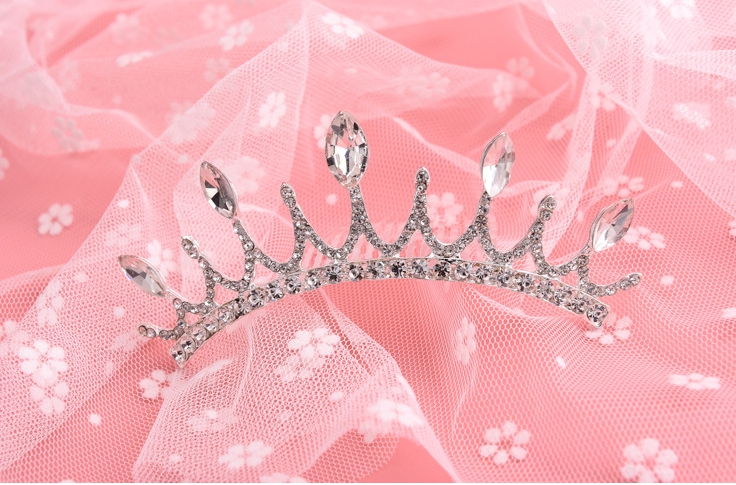 มงกุฏขนาดกลาง ประดับเพชรเม็ดใหญ่ กว้าง 11 สูง 4 ซม. แบบหวีปักได้เลย สวยโดดเด่น #พร้อมส่ง