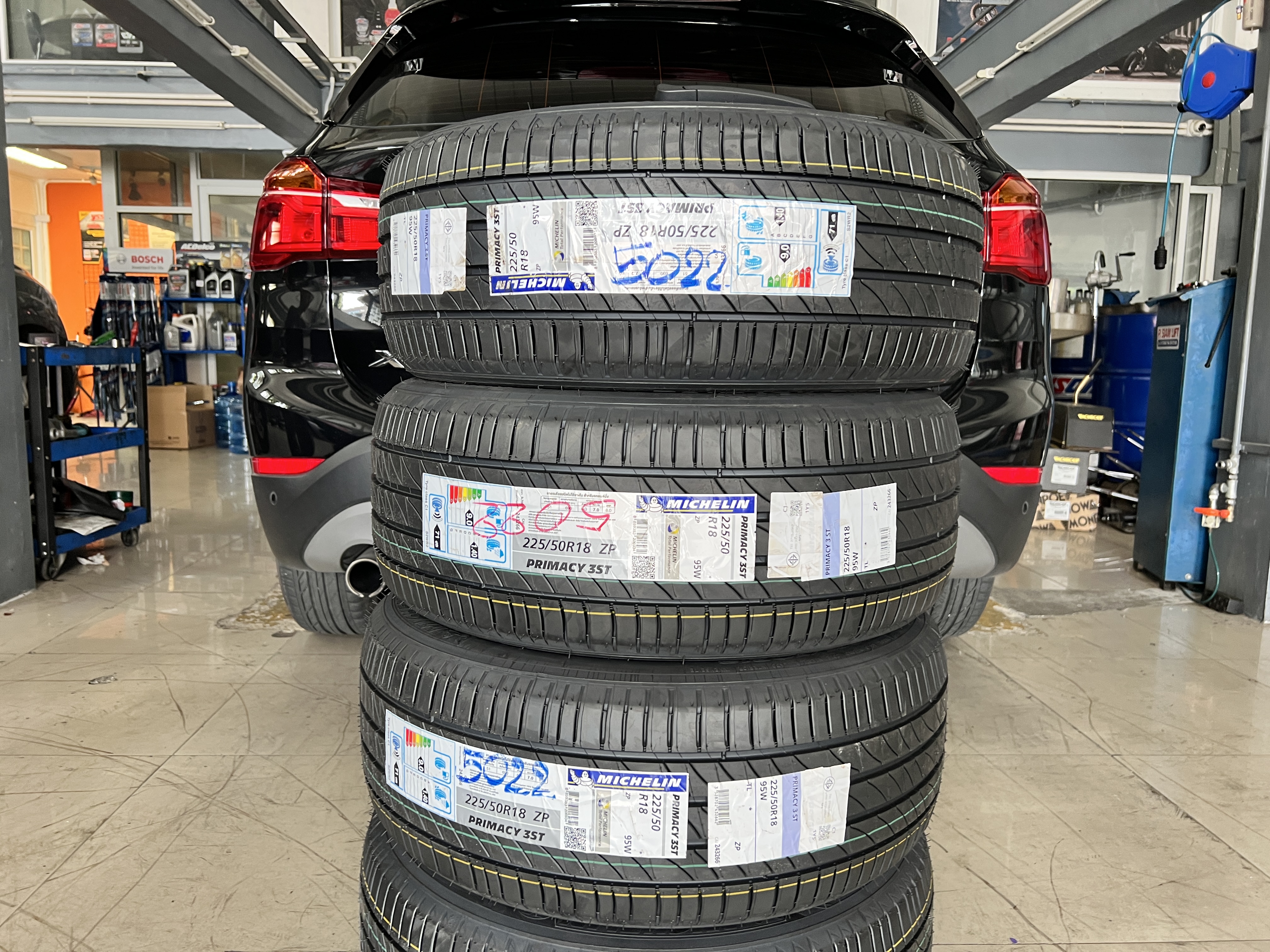 BMW X1 เปลี่ยนยางรถยนต์ใหม่ใช้งาน รุ่นเดิม เน้นนุ่มนวล ใช้งานประจำวัน [+] Michelin Primacy 3st [+] ขนาด 225/50R18 โปรโมชั่นราคาพิเศษ ติดต่อสอบถามเพิ่มเติม โทร : 08-6569-1915 บุ๊ก และทีมงาน ยินดีต้อนรับครับ 𝙊𝙪𝙧 𝙎𝙚𝙧𝙫𝙞𝙘𝙚 บริการทางร้าน เรารับทำอะไรบ้าง 🔧 ติดตั้งยางแบบไร้รอย 100% 🔧 บริการสลับยาง ตามอายุ 🔧 มียางรถยนต์ทุกยี่ห้อให้เลือกซื้อ 🔧 เช็คช่วงล่าง แก้ปัญหาให้ตรงจุด 🔧 บริการล้างลิ้นปีกผีเสื้อ 🔧 บริการเช็คระยะรถยนต์ 🔧 เปลี่ยนถ่ายของเหลวทั้งระบบ 🔧 ตั้งศูนย์ด้วยเครื่อง HUNTER นำเข้าจาก USA #รถยนต์มีปัญหาไม่รู้ต้องแก้ตรงไหน ทางเรายินดี ตรวจหาปัญหาและหาวิธีแก้ บอกลูกค้าก่อนลงมือทำเสมอราคาเป็นธรรมไม่เอาเปรียบ สบายใจคุณลูกค้า ---------------------------------- ดูแลให้คำปรึกษาทุกปัญหาคาใจ ไม่ทิ้งลูกค้า มีบริการหลังการขาย 【ให้ผู้เชี่ยวชาญของเรา ดูแลรถคุณ】 ร้านยางเจริญรุ่งเรือง ยินดีต้อนรับครับ #ยางรถยนต์ #michelin #primacy3st #bmw