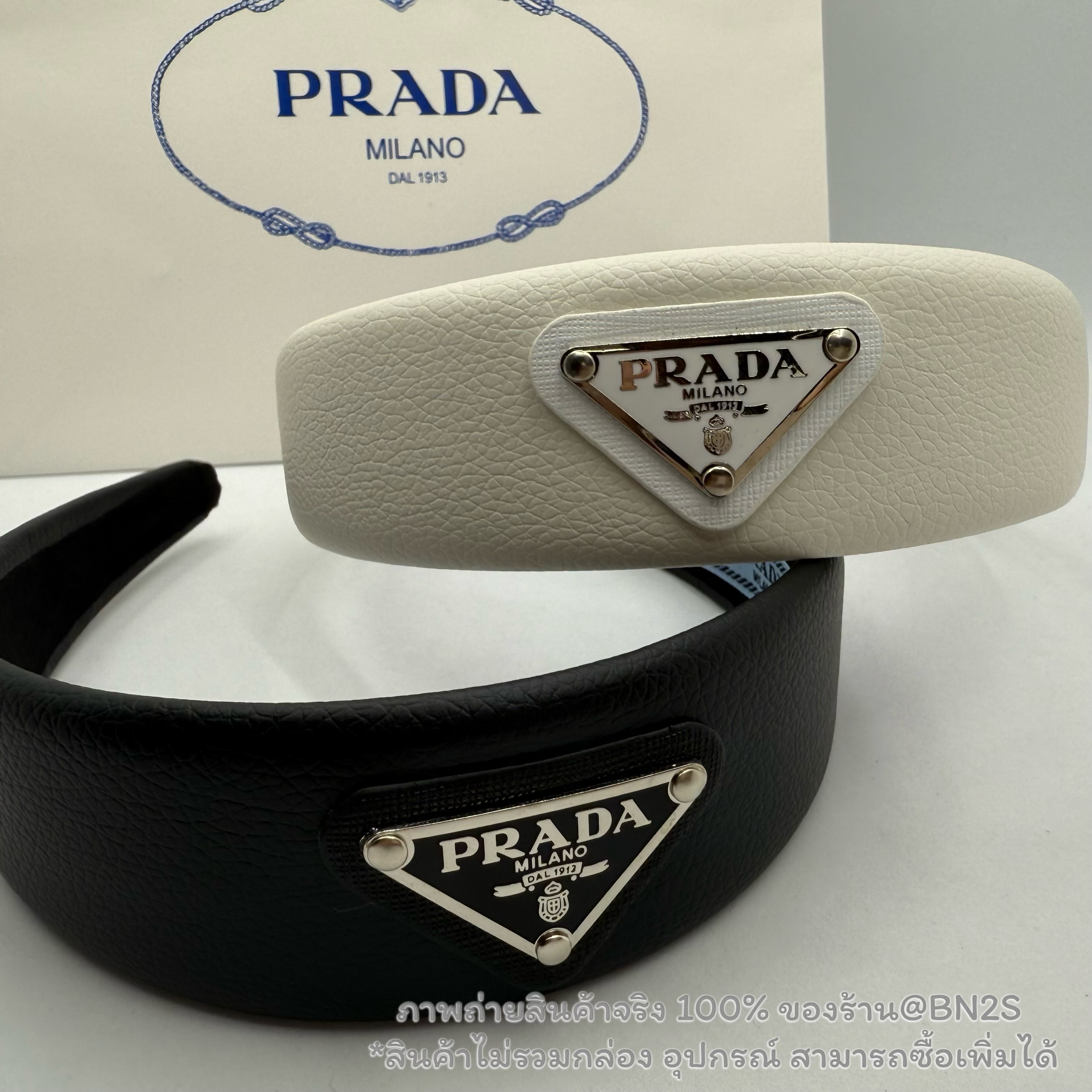 สีดำ | มาใหม่ Prada Leather Headband ที่คาดผมผู้หญิง ปราด้า งานหนัง โชว์โลโกเพลทปราด้า สีขาว-ดำ 2 สี งานสวยติดโลโก้ป้ายผ้า สี ขาว - ดำ ไม่มีกล่อง อุปกรณ์