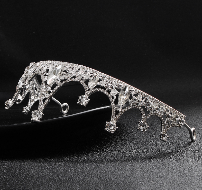 มงกุฏขนาดใหญ่ ประดับเพชร แบบปักกิ๊บแน่น ขนาด กว้าง 15.5 สูง 5.5 ซม.