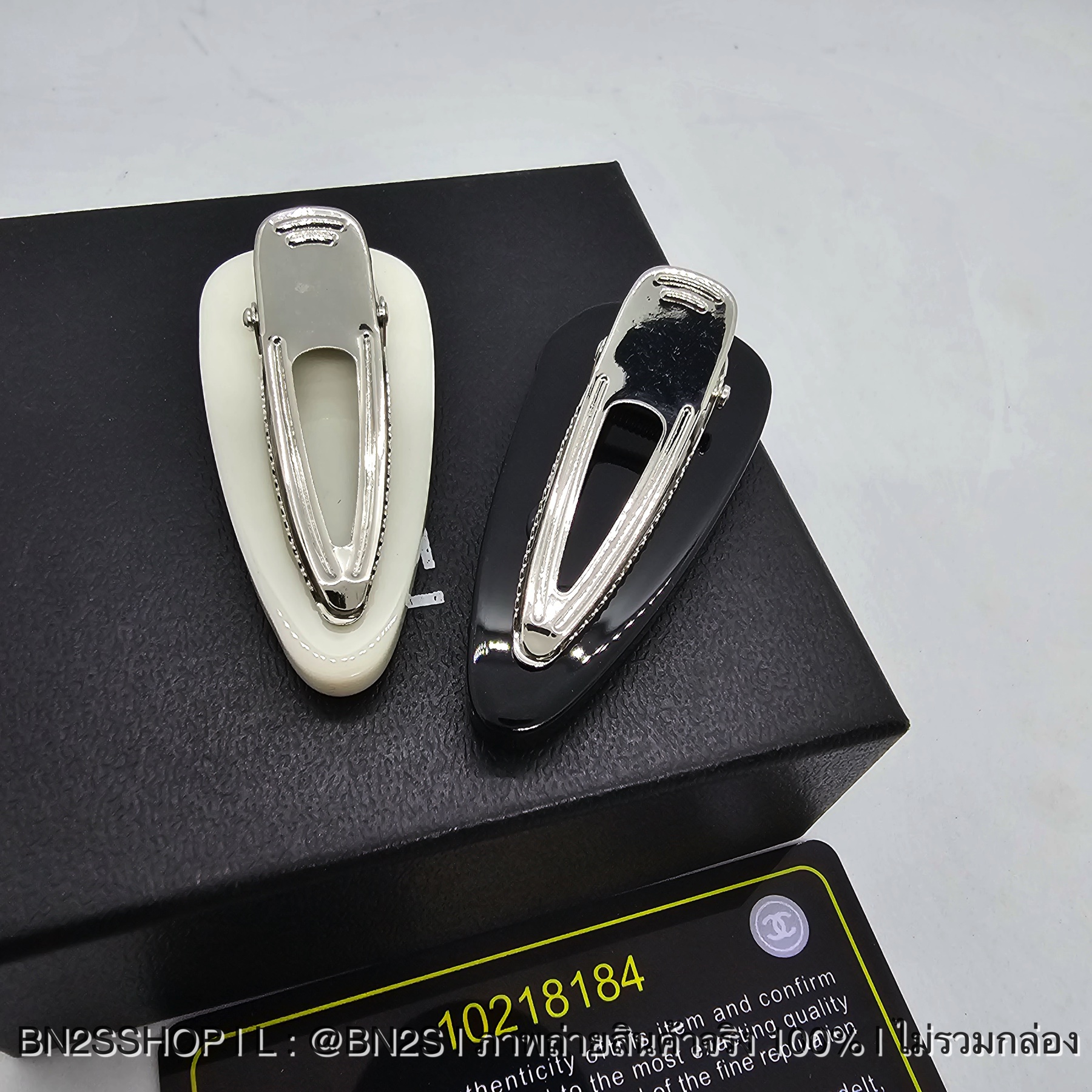 ขาว | CHANEL CC Print Logo Hair Clip กิ๊บติดผมโลโก้ ลายโลโก้ CC ตัวหนีบปากเป็ด สไตล์เกาหลี งานน่ารักมาก