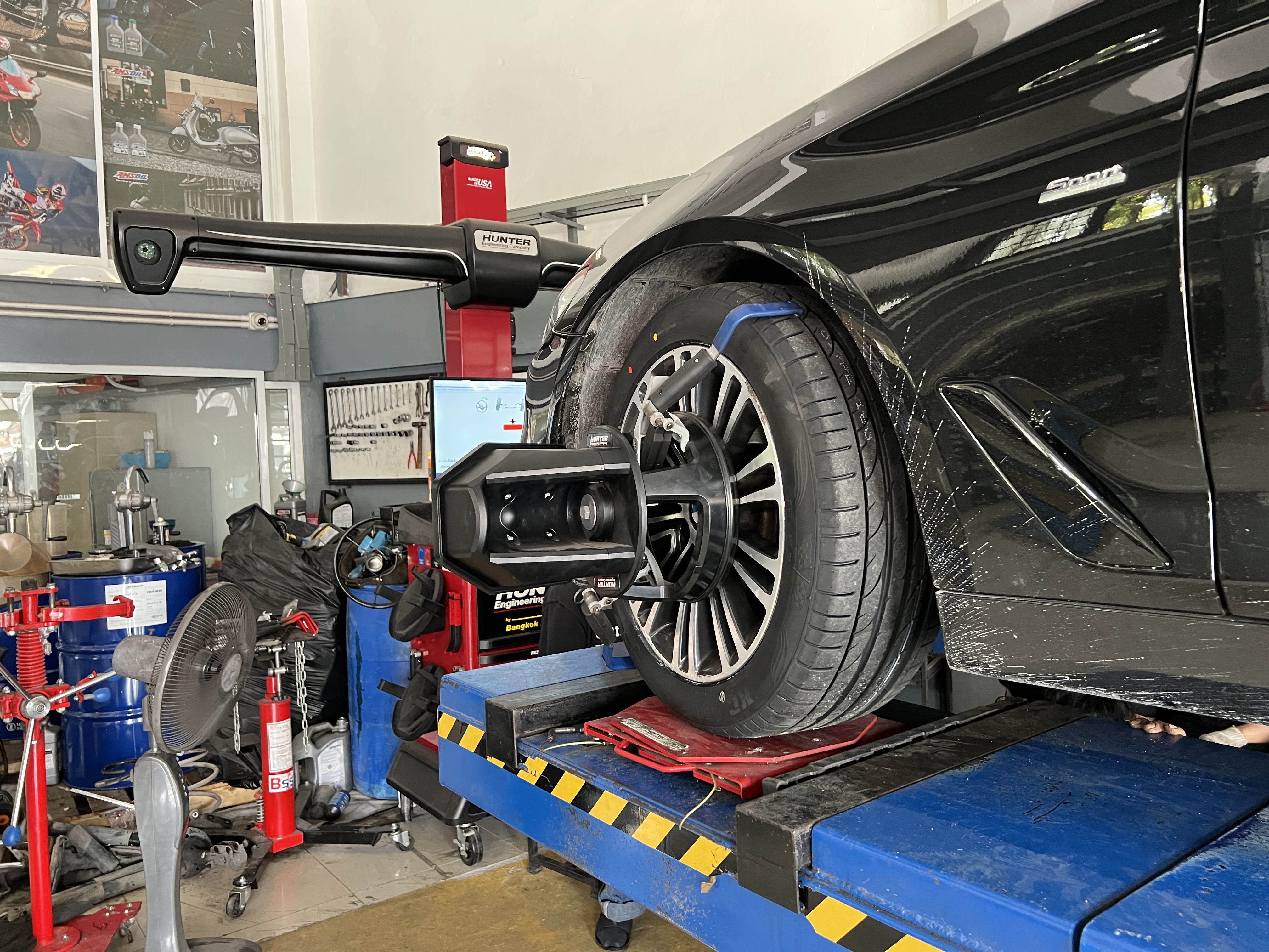 BMW SERIES 5 เปลี่ยนยางรถยนต์ เน้นจอด ไม่ค่อยได้ขับ เปลี่ยนเพราะยางเก่าเสื่อมสภาพ พร้อมบริการติดตั้งแบบไร้รอย 100% ที่ร้าน ครบ จบ ที่เดียว [+] OTANI KC2000 [+] ขนาด 225/55R17 โปรโมชั่นราคาพิเศษ ติดต่อสอบถามเพิ่มเติม โทร : 08-6569-1915 บุ๊ก และทีมงาน ยินดีต้อนรับครับ 𝙊𝙪𝙧 𝙎𝙚𝙧𝙫𝙞𝙘𝙚 บริการทางร้าน เรารับทำอะไรบ้าง 🔧 ติดตั้งยางแบบไร้รอย 100% 🔧 บริการสลับยาง ตามอายุ 🔧 มียางรถยนต์ทุกยี่ห้อให้เลือกซื้อ 🔧 เช็คช่วงล่าง แก้ปัญหาให้ตรงจุด 🔧 บริการล้างลิ้นปีกผีเสื้อ 🔧 บริการเช็คระยะรถยนต์ 🔧 เปลี่ยนถ่ายของเหลวทั้งระบบ 🔧 ตั้งศูนย์ด้วยเครื่อง HUNTER นำเข้าจาก USA #รถยนต์มีปัญหาไม่รู้ต้องแก้ตรงไหน ทางเรายินดี ตรวจหาปัญหาและหาวิธีแก้ บอกลูกค้าก่อนลงมือทำเสมอราคาเป็นธรรมไม่เอาเปรียบ สบายใจคุณลูกค้า ---------------------------------- ดูแลให้คำปรึกษาทุกปัญหาคาใจ ไม่ทิ้งลูกค้า มีบริการหลังการขาย 【ให้ผู้เชี่ยวชาญของเรา ดูแลรถคุณ】 ร้านยางเจริญรุ่งเรือง ยินดีต้อนรับครับ #ยางรถยนต์ #otani #kc2000