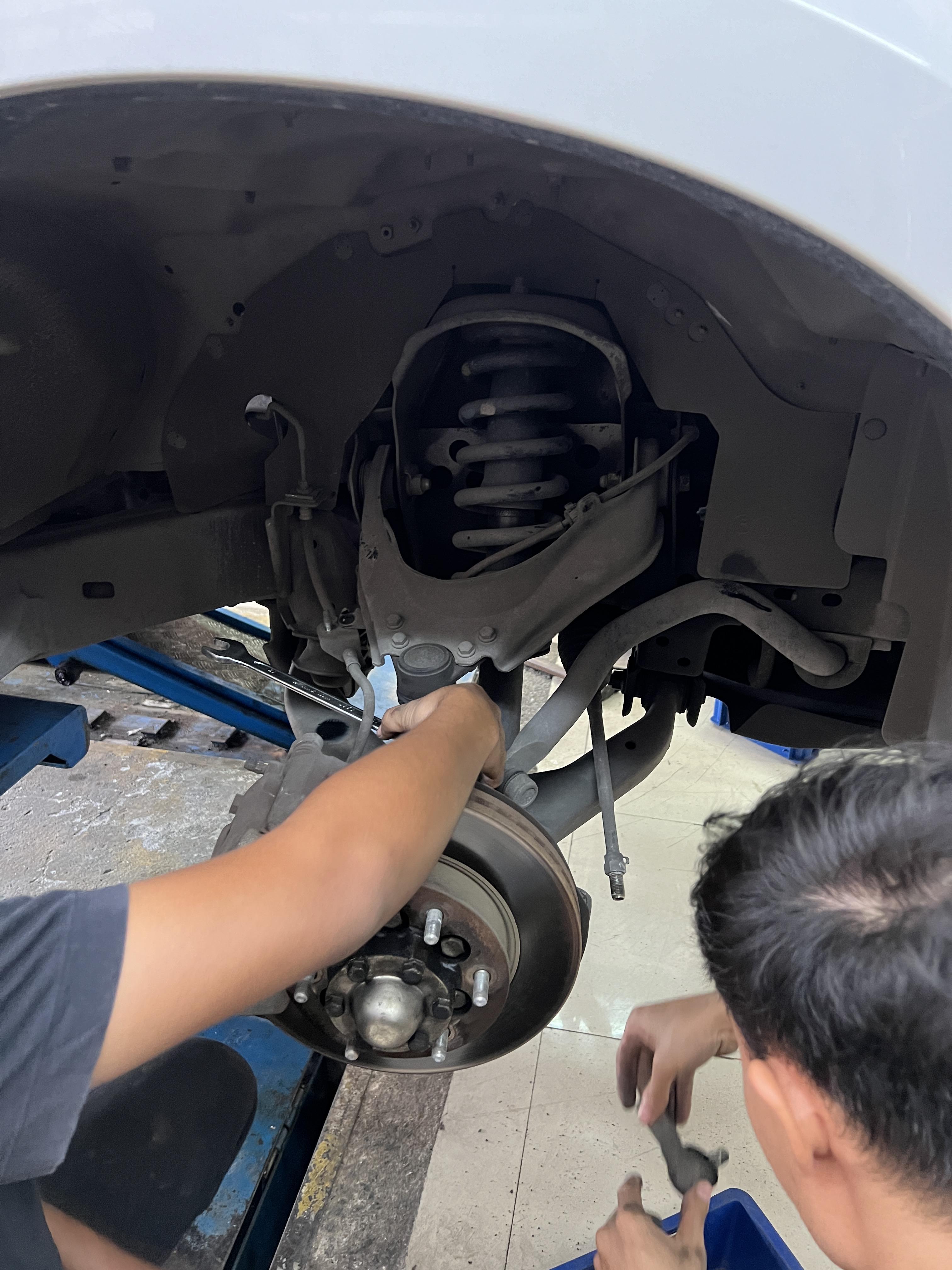 CHEVROLET TRAILBLAZER เข้ารับบริการซ่อมบำรุงช่วงล่าง [+] ลูกหมากปีกนกบน ตอง5 แท้ญี่ปุ่น [+] ลูกหมากแร็ค ตอง5 แท้ญี่ปุ่น [+] ลูกหมากคันชัก ตอง5 แท้ญี่ปุ่น [+] เปลี่ยนน๊อตล้อใหม่ เนท่องจาก น๊อตล้อเดิมปลอกหลุดหมดแล้ว *เพื่อความสะดวกในการรับบริการ นัดหมายเวลาก่อนเข้ารับบริการทุกครั้งครับ 𝙊𝙪𝙧 𝙎𝙚𝙧𝙫𝙞𝙘𝙚 บริการทางร้านเรารับทำอะไรบ้าง 🔧 มียางรถยนต์ทุกยี่ห้อให้เลือกซื้อ 🔧 โช้คอัพ สปริง 🔧 เช็คช่วงล่าง แก้ปัญหาให้ตรงจุด 🔧 ติดตั้งยางแบบไร้รอย 100% 🔧 บริการสลับยาง ตามอายุ 🔧 บริการล้างลิ้นปีกผีเสื้อ 🔧 บริการเช็คระยะรถยนต์ 🔧 เปลี่ยนถ่ายของเหลวทั้งระบบ 🔧 ตั้งศูนย์ด้วยเครื่อง HUNTER นำเข้าจาก USA สอบถามข้อมูลเพิ่มเติม หรือนัดหมายเข้ารับบริการ ☎️ : 08-6569-1915 ☎️ : 08-6544-5963 Line id : @88rw Tiktok : https://www.tiktok.com/@88rwycrr Youtube : https://youtube.com/@88rw Facebook : https://www.facebook.com/88rwtire Location : https://goo.gl/maps/HrNUAZXPN94KvxZ98?coh=178573&entry=tt #รถยนต์มีปัญหาไม่รู้ต้องแก้ตรงไหน ทางเรายินดี ตรวจหาปัญหาและหาวิธีแก้ บอกลูกค้าก่อนลงมือทำเสมอราคาเป็นธรรมไม่เอาเปรียบ สบายใจคุณลูกค้า ร้านยางเจริญรุ่งเรือง ยินดีต้อนรับครับ