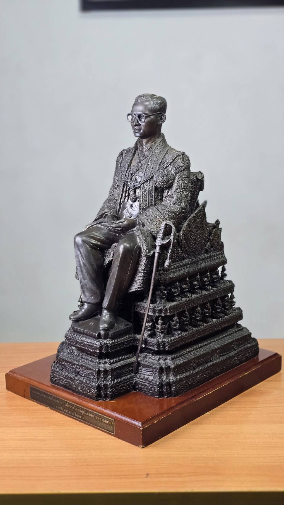พระบรมรูปพระบาทสมเด็จพระเจ้าอยู่หัว รัชกาลที่9 จัดสร้างกระทรวงมหาดไทยปี 2539 (เลของค์ ๔๓๕๕)