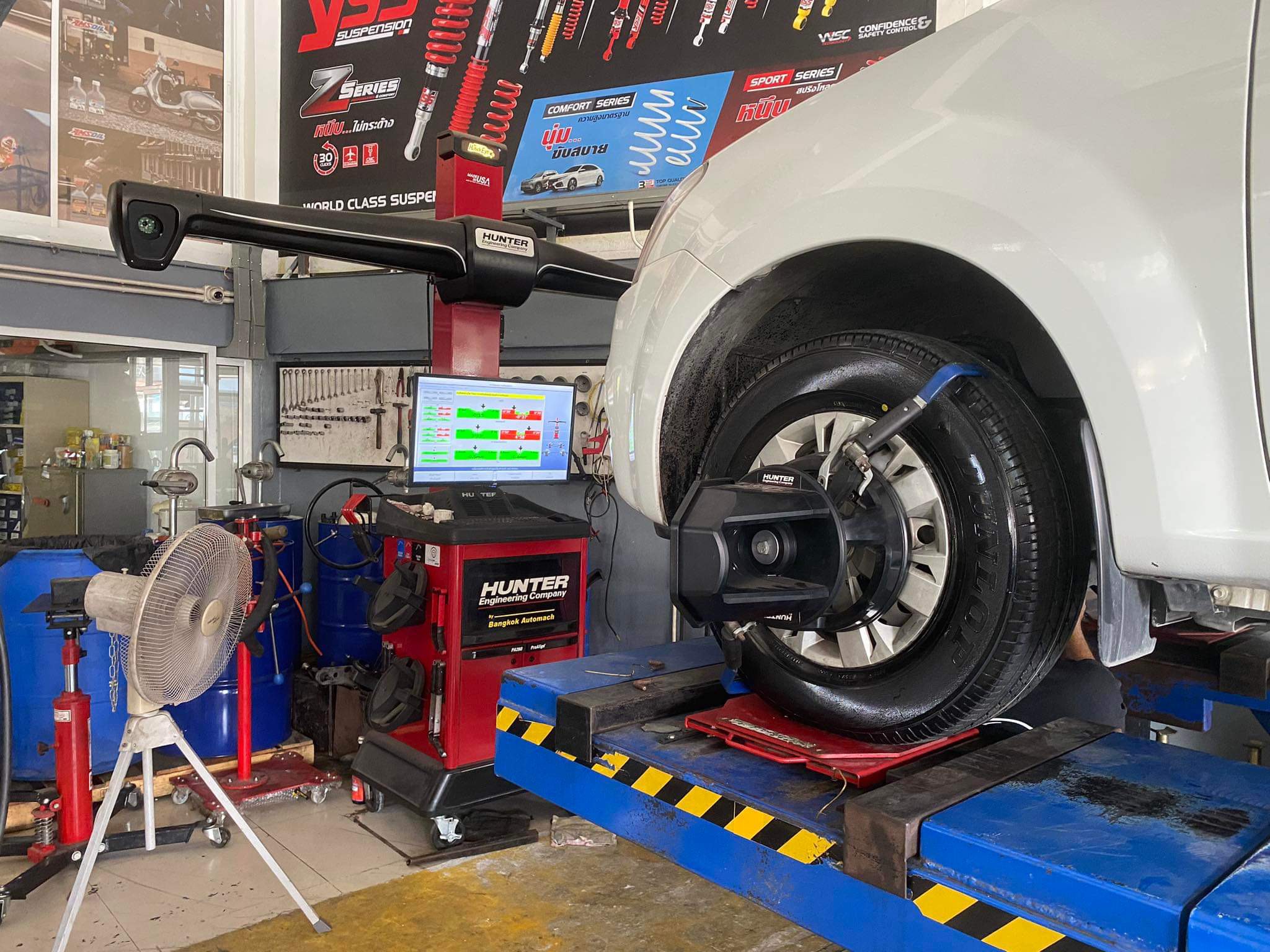 ISUZU DMAX เปลี่ยนยางรถยนต์ [+] DUNLOP SP LT37 ขนาด 215/70R15 *เพื่อความสะดวกในการรับบริการ นัดหมายเวลาก่อนเข้ารับบริการทุกครั้งครับ 𝙊𝙪𝙧 𝙎𝙚𝙧𝙫𝙞𝙘𝙚 บริการทางร้านเรารับทำอะไรบ้าง 🔧 ติดตั้งยางแบบไร้รอย 100% 🔧 บริการสลับยาง ตามอายุ 🔧 มียางรถยนต์ทุกยี่ห้อให้เลือกซื้อ 🔧 เช็คช่วงล่าง แก้ปัญหาให้ตรงจุด 🔧 บริการล้างลิ้นปีกผีเสื้อ 🔧 บริการเช็คระยะรถยนต์ 🔧 เปลี่ยนถ่ายของเหลวทั้งระบบ 🔧 ตั้งศูนย์ด้วยเครื่อง HUNTER นำเข้าจาก USA สอบถามข้อมูลเพิ่มเติม หรือนัดหมายเข้ารับบริการ ☎️ : 08-6569-1915 ☎️ : 08-6544-5963 Line id : @88rw Tiktok : https://www.tiktok.com/@88rwycrr Youtube : https://youtube.com/@88rw Facebook : https://www.facebook.com/88rwtire Location : https://goo.gl/maps/HrNUAZXPN94KvxZ98?coh=178573&entry=tt #รถยนต์มีปัญหาไม่รู้ต้องแก้ตรงไหน ทางเรายินดี ตรวจหาปัญหาและหาวิธีแก้ บอกลูกค้าก่อนลงมือทำเสมอราคาเป็นธรรมไม่เอาเปรียบ สบายใจคุณลูกค้า ร้านยางเจริญรุ่งเรือง ยินดีต้อนรับครับ