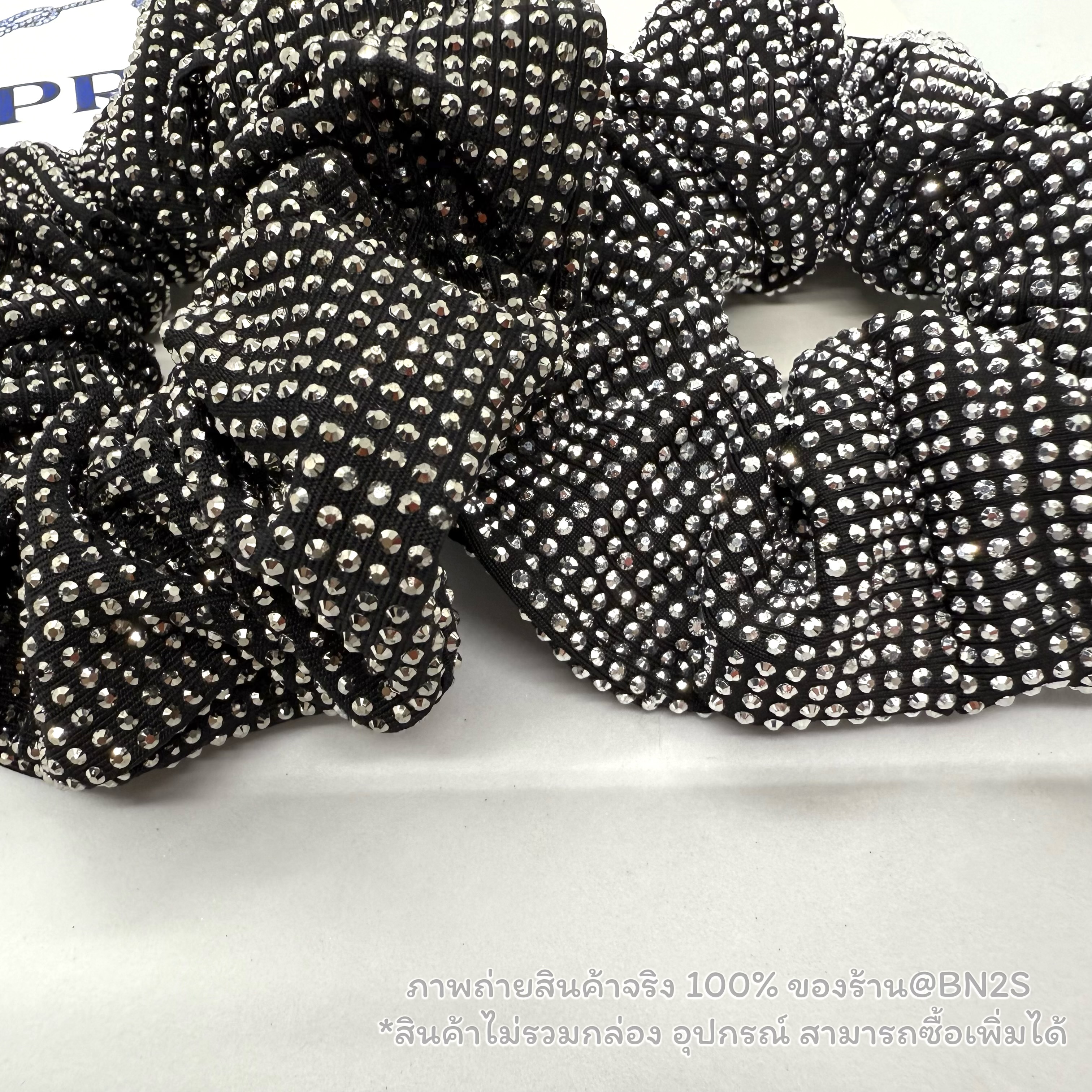 สีขาว | ผ้ารัดผมประดับคริสตัล ปราด้า Crystal Satin Scrunchie | PRADA พร้อมส่งในไทย ภาพถ่ายสินค้าจริง 100% รับรองว่าสวย สี เงิน / ดำ ไม่มีกล่อง อุปกรณ์