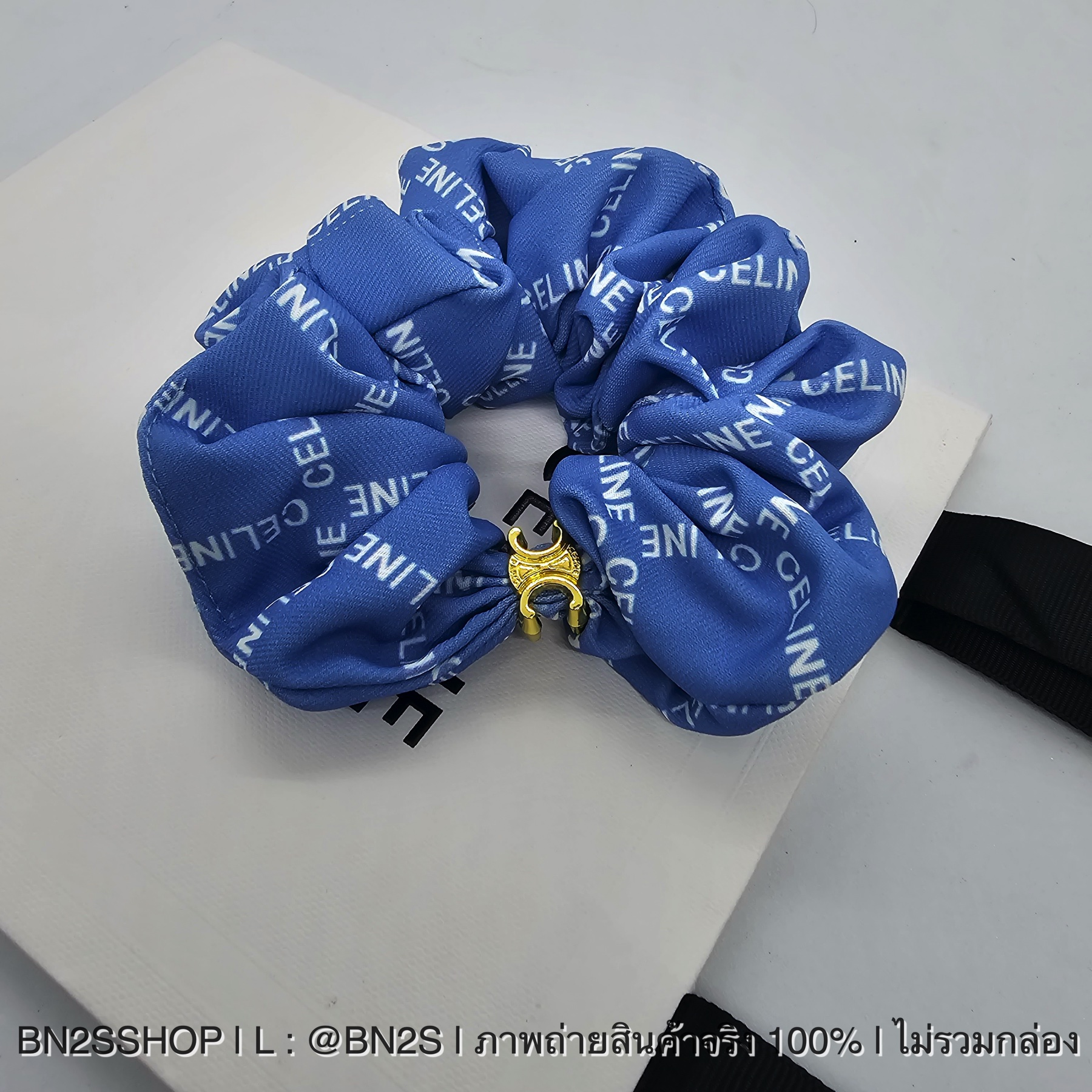 ตัวอักษรน้ำเงิน | ผ้ารัดผม ลิซ่า CELINE SCRUNCHY RAYURE BRACELET รัดแขนแบบลิซ่า เก๋ไปอีกแบบ ผ้าสกรีนลายโลโก้ ผ้าเนื้อนุ่ม ไหมอย่างดี