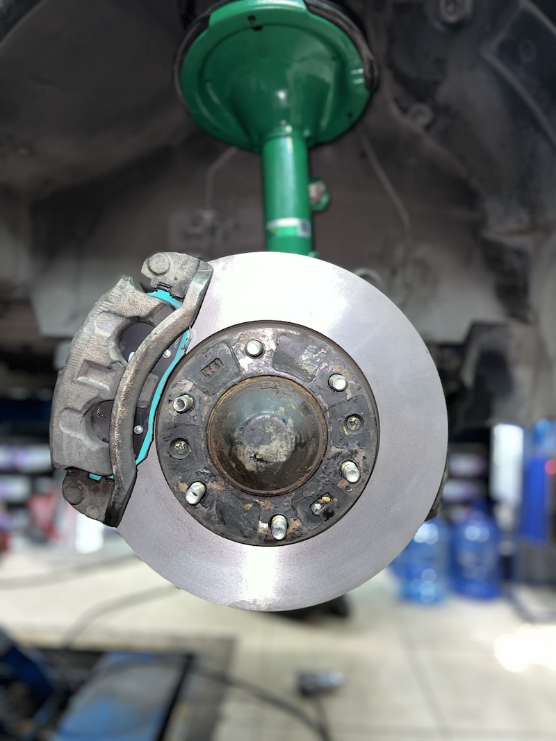 Hyundai H1 อัปเกรดช่วงล่างพรีเมียม เพื่อความสมบูรณ์แบบ: ✅ โช้คอัพ Tein EnduraPro: คืนความ นุ่มนวล และความหนึบแน่นด้วยเทคโนโลยี H.B.S. ที่ช่วยซับแรงกระแทก ✅ ปีกนกล่างใหม่: เปลี่ยนเพื่อความแข็งแรงของช่วงล่างด้านหน้า ✅ ลูกหมากชุดใหญ่ (TRW): เปลี่ยนทั้ง ลูกหมากแร็ค และลูกหมากคันชัก จาก TRW คุณภาพระดับ OEM เพื่อคืนความแม่นยำในการบังคับเลี้ยว สิ่งที่จะได้รับหลังจากติดตั้ง: ความนิ่งและสบาย: รถโคลงเคลงน้อยลง ผู้โดยสารแถวหลังนั่งสบายยิ่งขึ้น ควบคุมแม่นยำ: พวงมาลัยตอบสนองดีขึ้น หายขาดจากอาการหลวมหรือโยน อะไหล่คุณภาพพรีเมียม: มั่นใจในคุณภาพของแบรนด์ Tein และ TRW ที่ใช้มาตรฐานเดียวกับโรงงานผลิตรถยนต์ จบครบในที่เดียว: ติดตั้ง Setup และตั้งศูนย์โดยทีมช่างผู้เชี่ยวชาญ เหมาะสำหรับใคร? เจ้าของ H1 ที่เน้นความสบายของผู้โดยสารเป็นหลัก ผู้ที่ต้องการฟื้นฟูช่วงล่างให้กลับมาสมบูรณ์และมั่นใจในการเดินทางไกล 👉 ยกระดับรถตู้ของคุณให้ขับขี่ปลอดภัยและสบายที่สุด! นัดหมายเข้ารับบริการได้เลยครับ 📌 สอบถามข้อมูลเพิ่มเติม หรือนัดหมายเข้ารับบริการ ☎️ : 08-6569-1915 ☎️ : 08-6544-5963 💬 Line id : @88rw 📍 Location : https://goo.gl/maps/HrNUAZXPN94KvxZ98 🌐 Facebook : https://www.facebook.com/88rwtire #Hyundai #H1 #Tein #EnduraPro #TRW #ลูกหมาก #ปีกนกล่าง #ช่วงล่าง #ยางเจริญรุ่งเรือง #นนทบุรี #งามวงศ์วาน #รถตู้