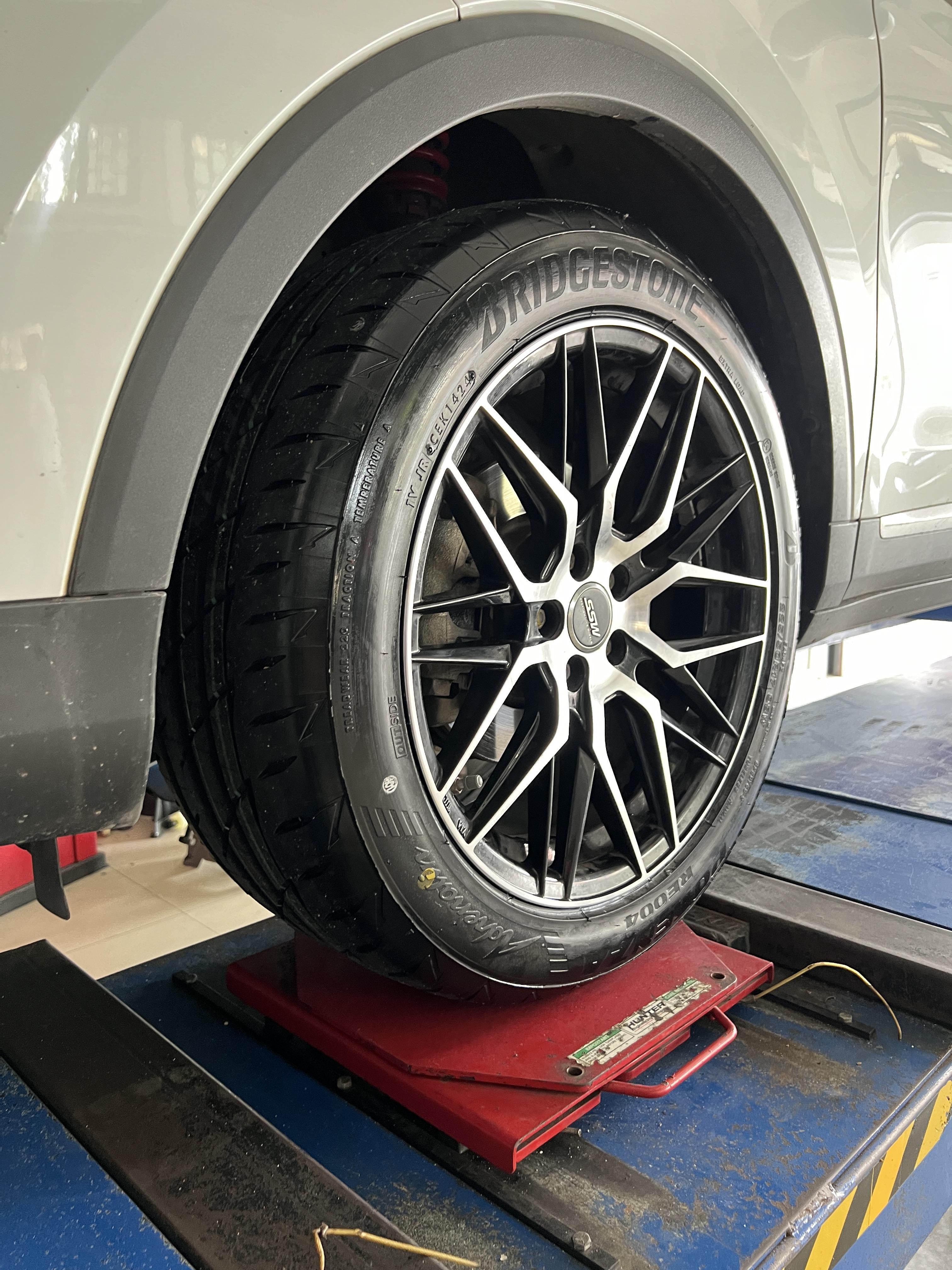 MG ZS เข้ารับบริการเปลี่ยนยางรถยนต์ [+] BRIDGESTONE POTENZA RE004 225/50R17 *เพื่อความสะดวกในการรับบริการ นัดหมายเวลาก่อนเข้ารับบริการทุกครั้งครับ 𝙊𝙪𝙧 𝙎𝙚𝙧𝙫𝙞𝙘𝙚 บริการทางร้านเรารับทำอะไรบ้าง 🔧 มียางรถยนต์ทุกยี่ห้อให้เลือกซื้อ 🔧 โช้คอัพ สปริง 🔧 เช็คช่วงล่าง แก้ปัญหาให้ตรงจุด 🔧 ติดตั้งยางแบบไร้รอย 100% 🔧 บริการสลับยาง ตามอายุ 🔧 บริการล้างลิ้นปีกผีเสื้อ 🔧 บริการเช็คระยะรถยนต์ 🔧 เปลี่ยนถ่ายของเหลวทั้งระบบ 🔧 ตั้งศูนย์ด้วยเครื่อง HUNTER นำเข้าจาก USA สอบถามข้อมูลเพิ่มเติม หรือนัดหมายเข้ารับบริการ ☎️ : 08-6569-1915 ☎️ : 08-6544-5963 Line id : @88rw Tiktok : https://www.tiktok.com/@88rwycrr Youtube : https://youtube.com/@88rw Facebook : https://www.facebook.com/88rwtire Location : https://goo.gl/maps/HrNUAZXPN94KvxZ98?coh=178573&entry=tt #รถยนต์มีปัญหาไม่รู้ต้องแก้ตรงไหน ทางเรายินดี ตรวจหาปัญหาและหาวิธีแก้ บอกลูกค้าก่อนลงมือทำเสมอราคาเป็นธรรมไม่เอาเปรียบ สบายใจคุณลูกค้า ร้านยางเจริญรุ่งเรือง ยินดีต้อนรับครับ