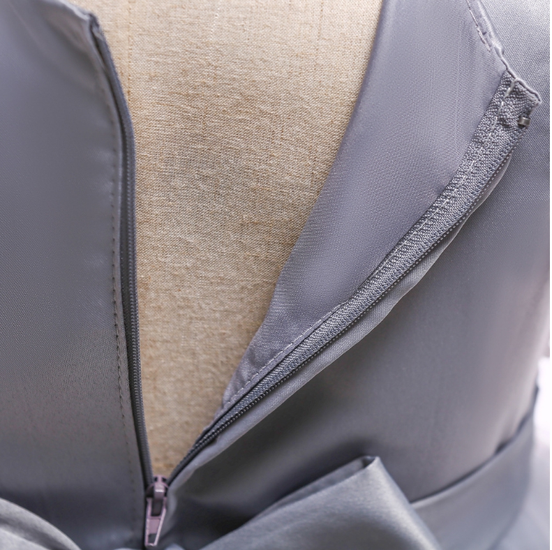 ชุดเดรสออกงานเด็กสีเทา ตกแต่งช่วงอกสวยงาม ทรงหน้าสั้นหลังยาว ด้านหลังมีโบว์ผูก