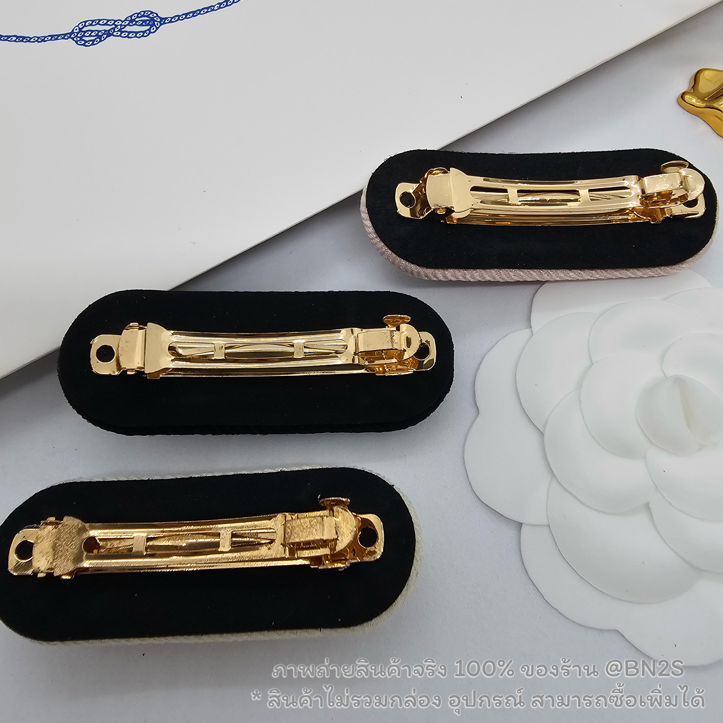 สีชมพู | กิ๊บหนีบผมปราด้า แบบสปริง รุ่น PRADA Enamel-logo hair clip ตัวหนีบสปริงติดโลโก้เพลท ตัวงานเป็นผ้าโลโก้วงรี ภาพถ่ายงานจริง