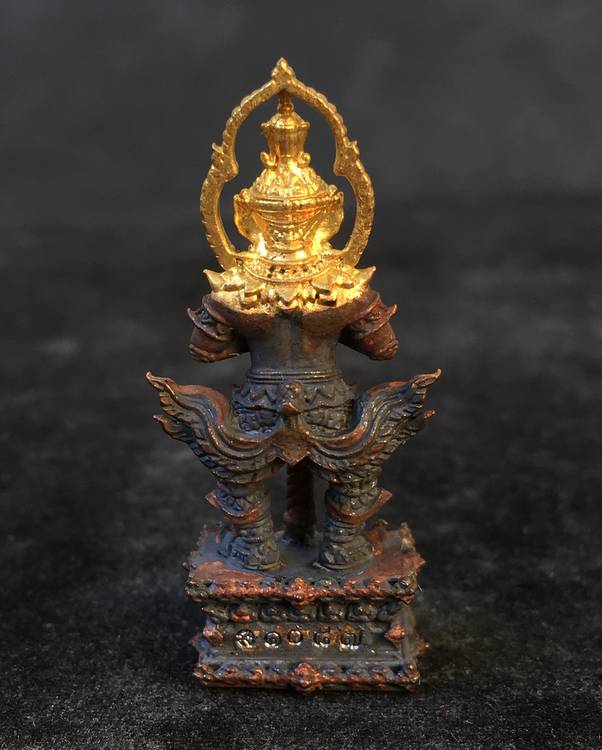 ท้าวเวสสุวรรณ หลวงปู่บุญมา วัดบ้านแกง อ.กบินทร์บุรี จ.ปราจีนบุรี รุ่นบุญมาเศรษฐี จัดสร้างปี ๒๕๖๑ เนื้อชนวนหน้าทอง หมายเลข ๑๐๘๗