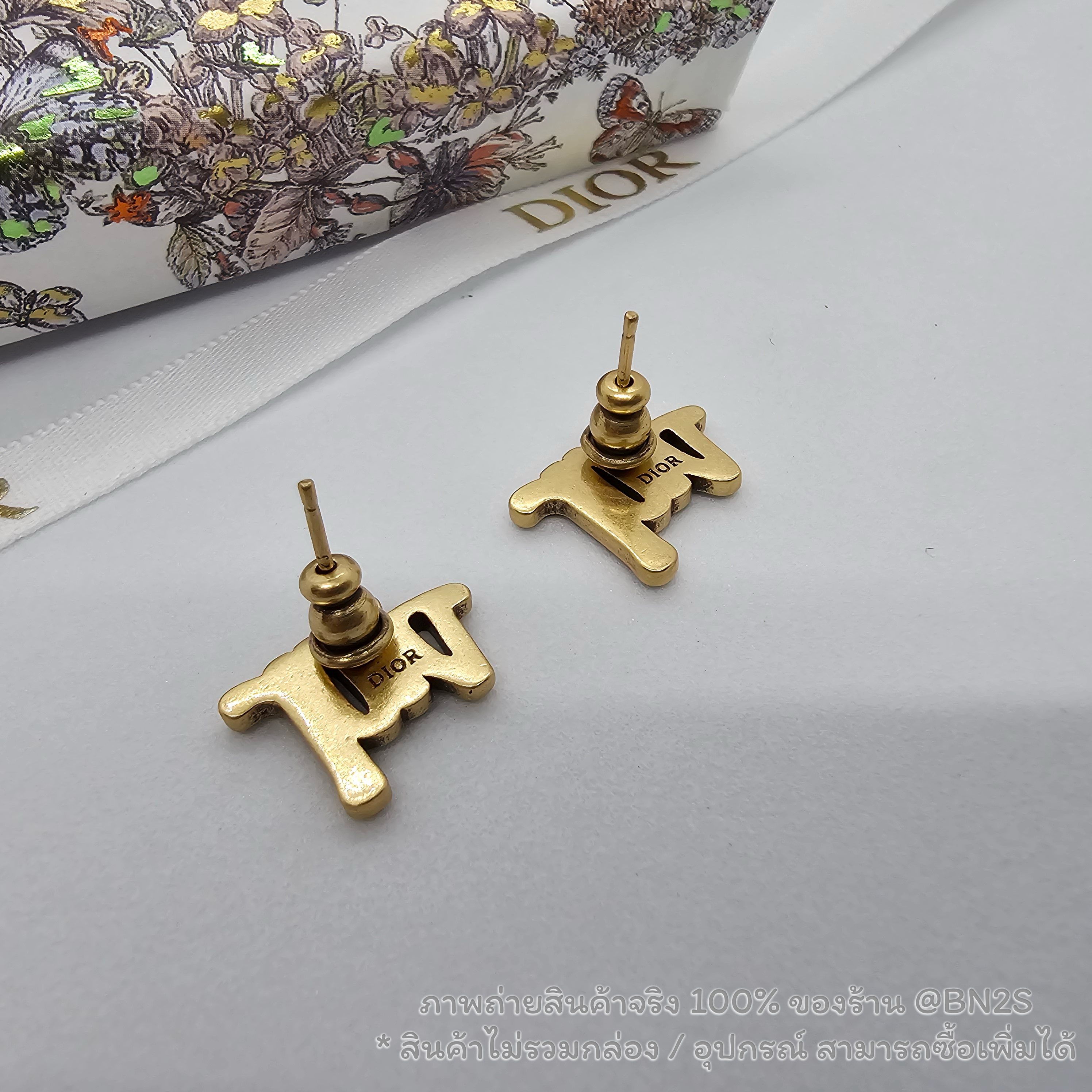 [ออริ] DIOR LOGO STUD EARRINGS ต่างหูโลโก้ดิออ งานอะไหล่ทองรมสีดำ โชว์โลโก้ ก้านเสียบเเข็งแรง ใส่ได้นาน ไม่ลอกไม่ดำ ทนทาน มีถุงผ้า ซองซิปล็อคโลโก้ ไม่รวมกล่อง