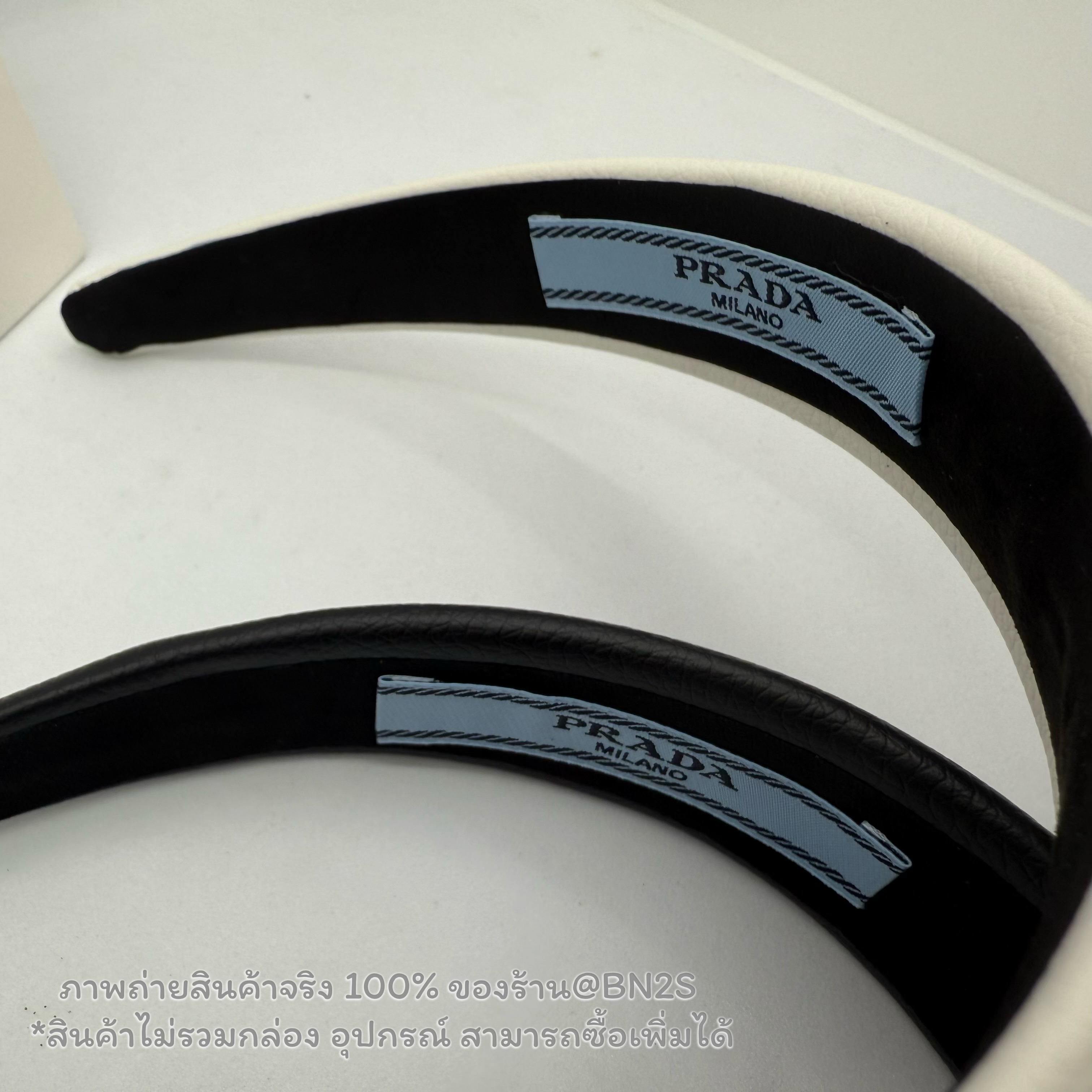 สีดำ | มาใหม่ Prada Leather Headband ที่คาดผมผู้หญิง ปราด้า งานหนัง โชว์โลโกเพลทปราด้า สีขาว-ดำ 2 สี งานสวยติดโลโก้ป้ายผ้า สี ขาว - ดำ ไม่มีกล่อง อุปกรณ์