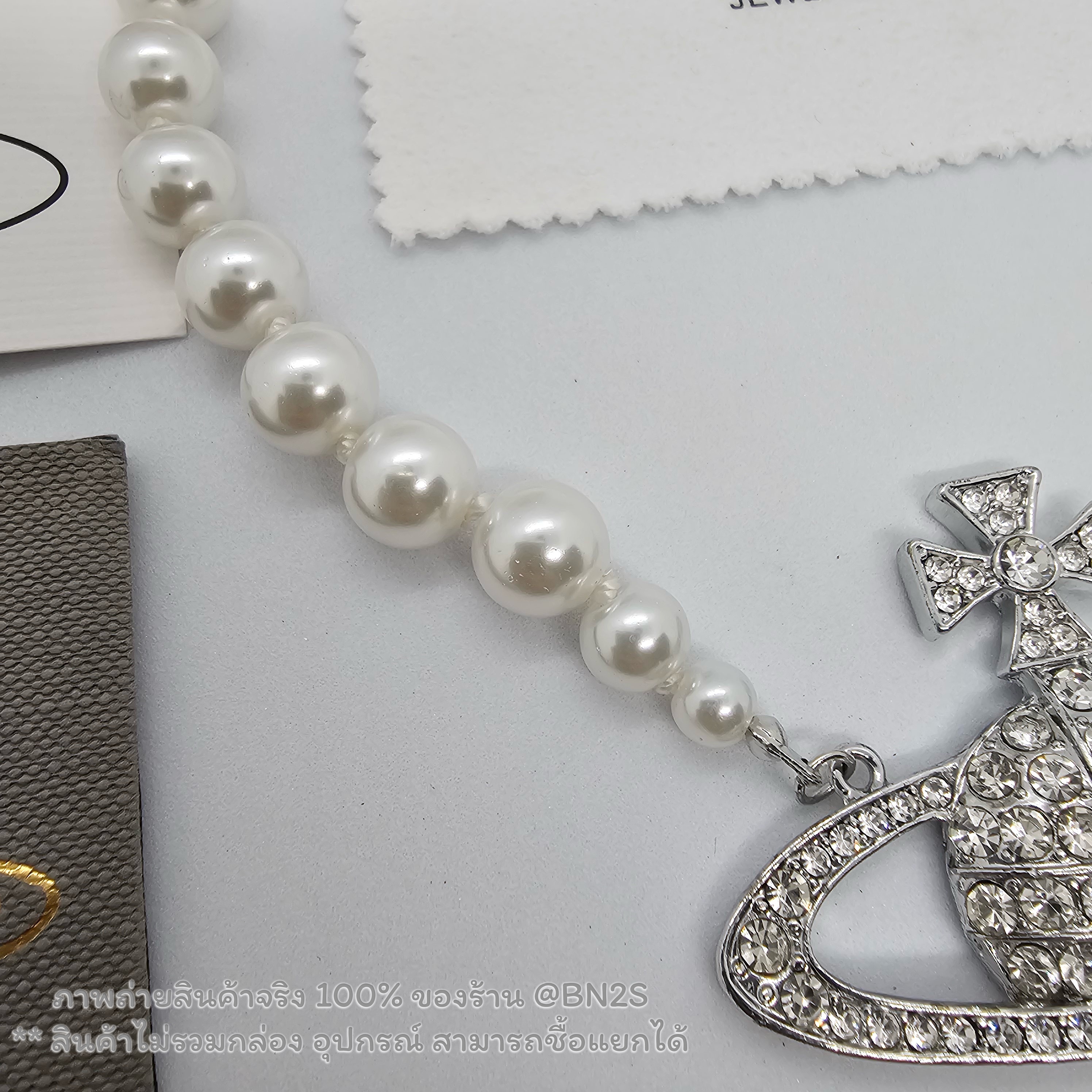 Vivienne Westwood Man. Bas Relief Pearl Necklace Silver สร้อยคอไข่มุก วิเวียน จี้ดาวเสาร์ตัวใหญ่ ฝังคริสตัล ไข่มุกไล่ขนาด อะไหล่สีเงิน งานปั๊ม ราคา 219฿ ไม่รวมกล่อง อุปกรณ์