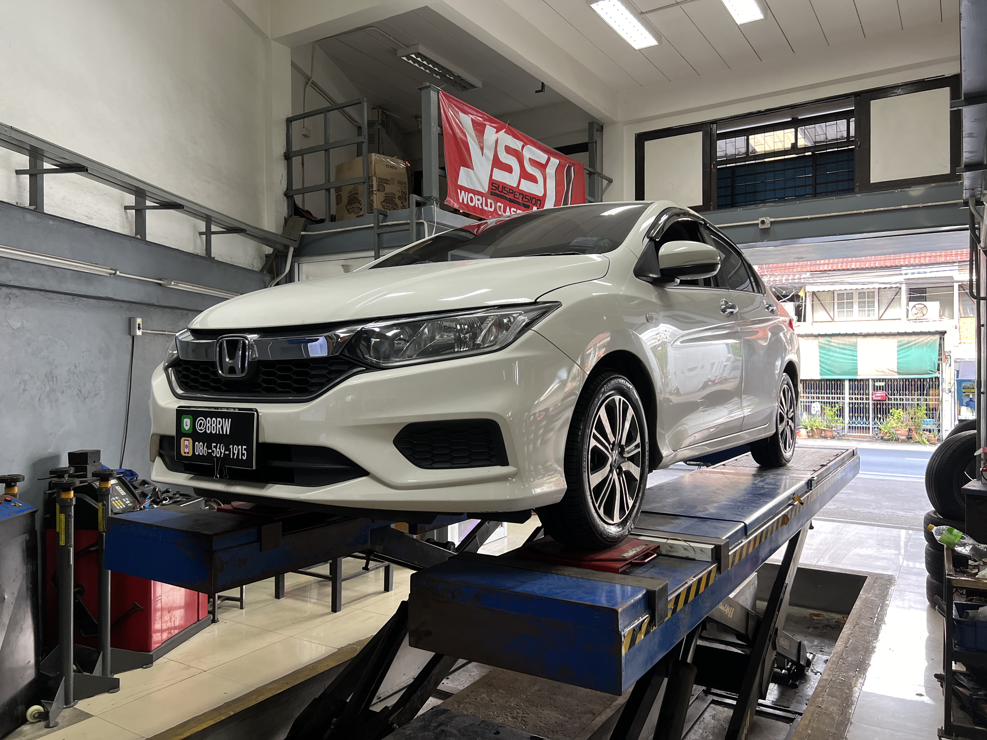 HONDA CITY เปลี่ยนยางรถยนต์ ผ้าเบรก และน้ำมันเบรก [+] MICHELIN MICHELIN XM2+ 185/60R15 [+] YOSHI ผ้าเบรก นุ่ม [+] TRW DOT5.1ESP สอบถามข้อมูลเพิ่มเติม หรือนัดหมาย โทร : 08-6569-1915 บุ๊ก Line id : @88rw Location : https://goo.gl/maps/HrNUAZXPN94KvxZ98? รถยนต์มีปัญหาไม่รู้ต้องแก้ตรงไหน ทางเรายินดี ตรวจหาปัญหาและหาวิธีแก้ บอกลูกค้าก่อนลงมือทำเสมอด้วยราคาเป็นธรรม เวลาบริการ วันจันทร์-วันอาทิตย์ 09:00 น. - 17.30 น. #MICHELINPOwer #TRW #yoshibrake #โช้คอัพ #ช่วงล่าง #โช๊ค #ยางรถยนต์